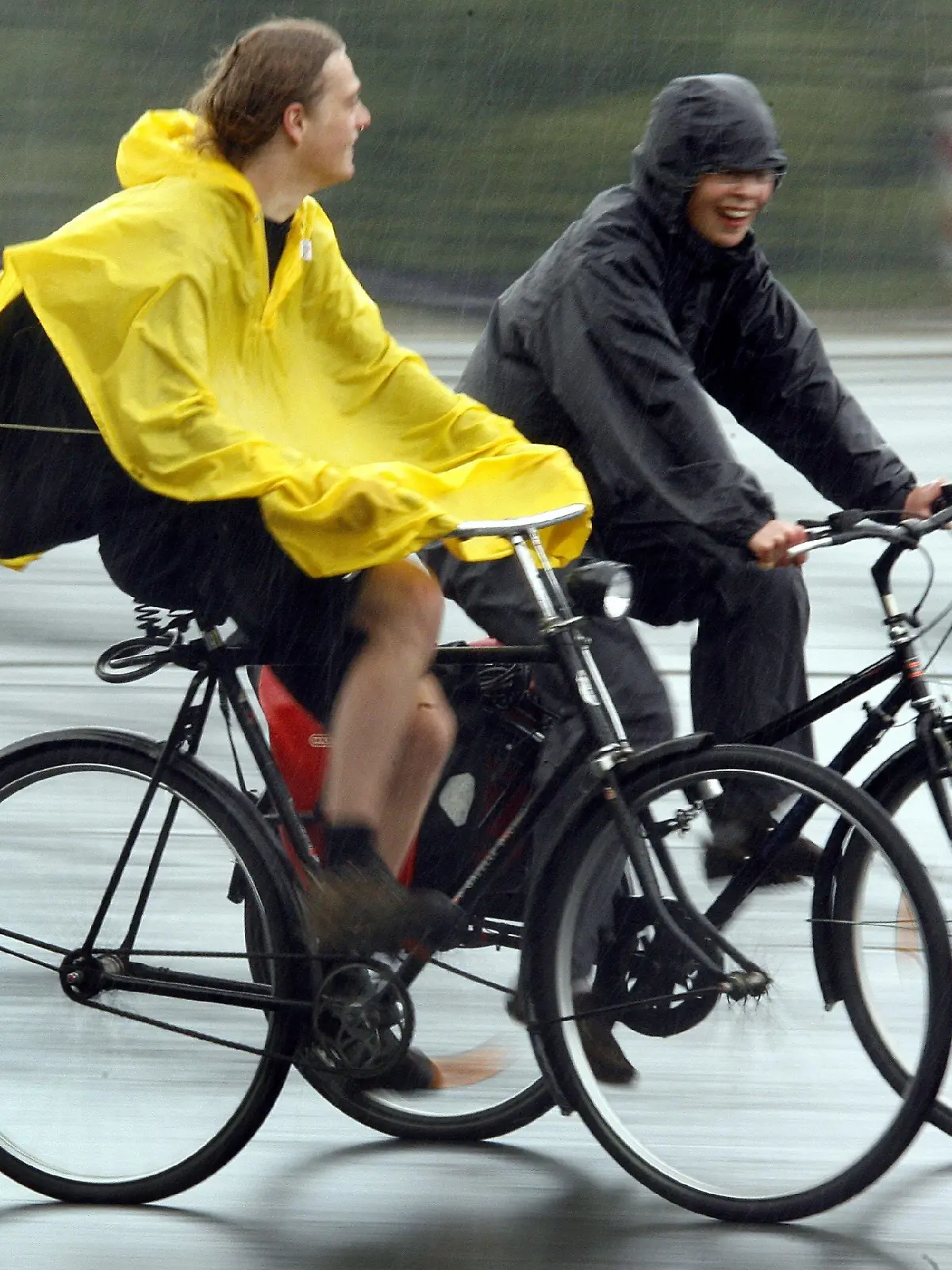 Trotz teilweise strömenden Regens und orkanartigen Böen nehmen diese Radfahrer am Sonntag (28.05.2006) an der traditionellen Fahrradsternfahrt des Allgemeinen Deutschen Fahrrad-Clubs (ADFC) in Berlin teil. Auf insgesamt 19 Routen mit 81 Treffpunkten fuhren mehrere tausend Radler quer durch die Hauptstadt, teilweise auf Autobahnen, um an der Abschlußkundgebung vor dem neuen Hauptbahnhof teilzunehmen. Foto: Wolfgang Kumm dpa/lbn +++(c) dpa - Bildfunk+++