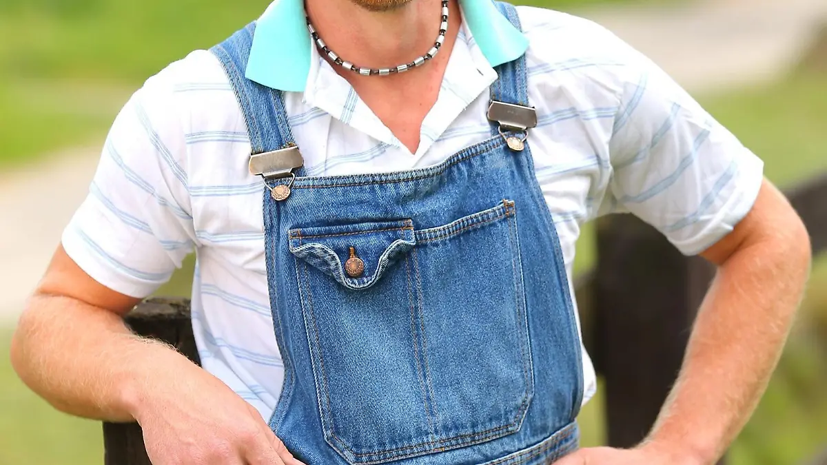 Brian (35), der bodenständige Kuhbauer aus Brandenburg kümmert sich täglich liebevoll um seine 17 Mutterkühe und acht Kälber. Dazu bewirtschaftet der charismatische Kuhbauer auch noch 22 Ha Acker, Grünland und Wald.