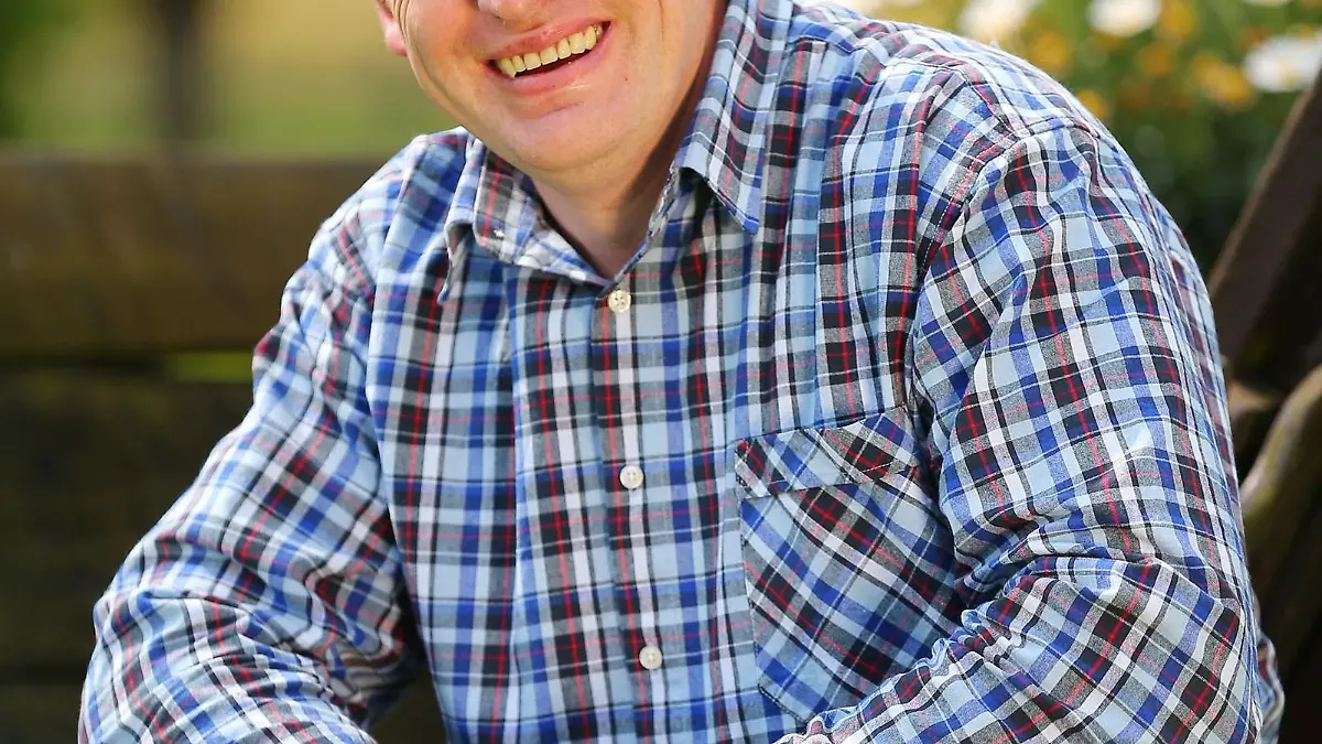 Christian (46), der muntere Münsterländer aus dem Oldenburger Münsterland lebt mit seiner Mutter und seinem Bruder auf einem Hof mit 200 Schweinen, 70 Rindern, 15 Pferden. Neben der Arbeit mit den Tieren und den 40 Hektar Acker- und Grünland ist er nebenbei auch als LKW-Fahrer tätig.