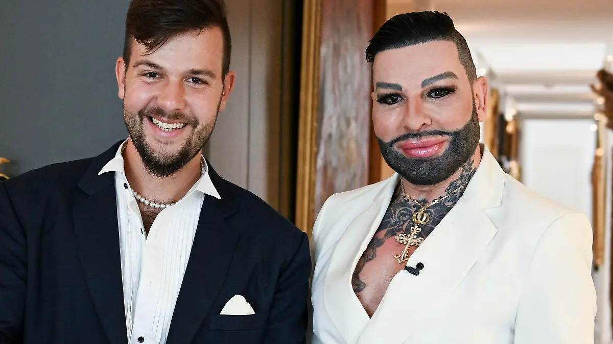 15.07.2023, Berlin: Der Modedesigner Harald Glööckler (r) und sein neuer Partner Marc-Eric Lehmann zeigen sich gemeinsam in der Wohnung des Designers. Modeschöpfer Harald Glööckler (58) hat sich erstmals öffentlich mit seinem Freund, dem CDU-Politiker Marc-Eric Lehmann, gezeigt. Zusammen waren die beiden am Samstagabend bei der Modenschau von Jasmin Erbas in Berlin. Foto: Jens Kalaene/dpa +++ dpa-Bildfunk +++