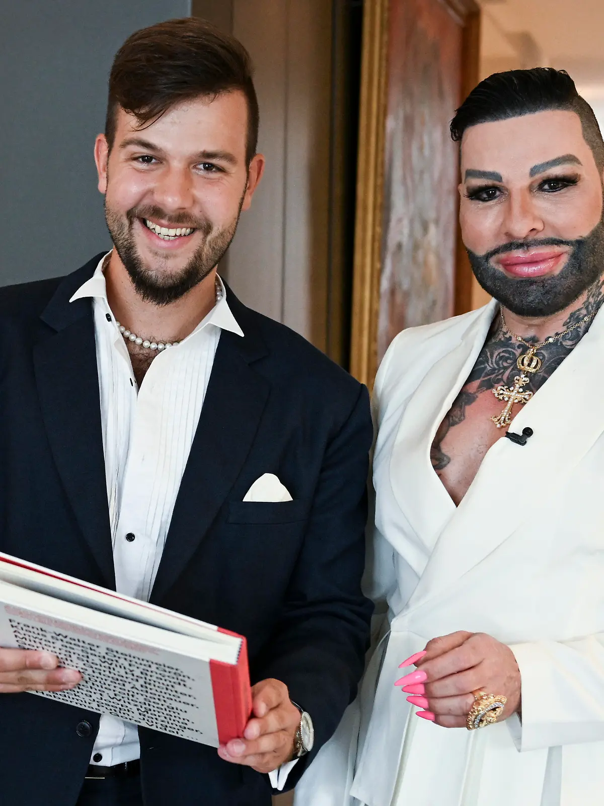 15.07.2023, Berlin: Der Modedesigner Harald Glööckler (r)  und sein neuer Partner Marc-Eric Lehmann zeigen sich gemeinsam in der Wohnung des Designers.  Modeschöpfer Harald Glööckler (58) hat sich erstmals öffentlich mit seinem Freund, dem CDU-Politiker Marc-Eric Lehmann, gezeigt. Zusammen waren die beiden am Samstagabend bei der Modenschau von Jasmin Erbas in Berlin. Foto: Jens Kalaene/dpa +++ dpa-Bildfunk +++