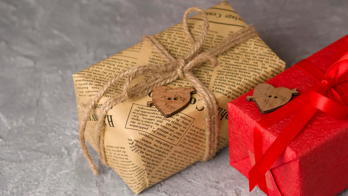 Geschenke mit Zeitungspapier verpackt.