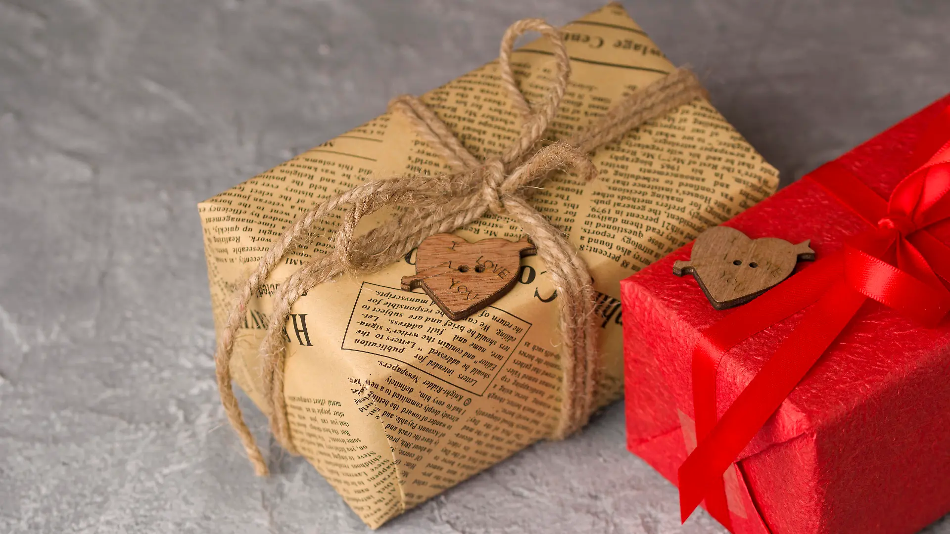 Geschenke mit Zeitungspapier verpackt.