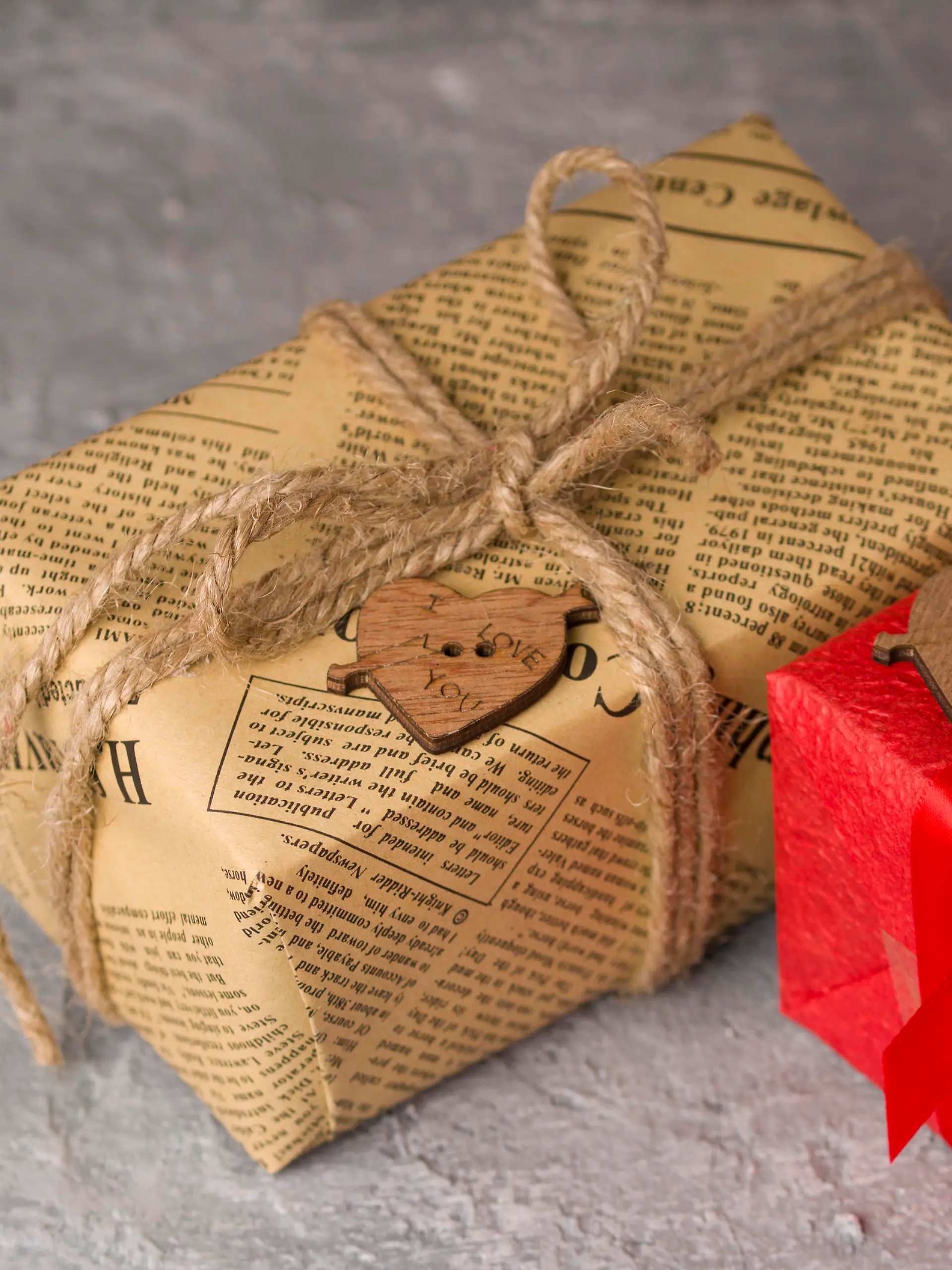 Geschenke mit Zeitungspapier verpackt.