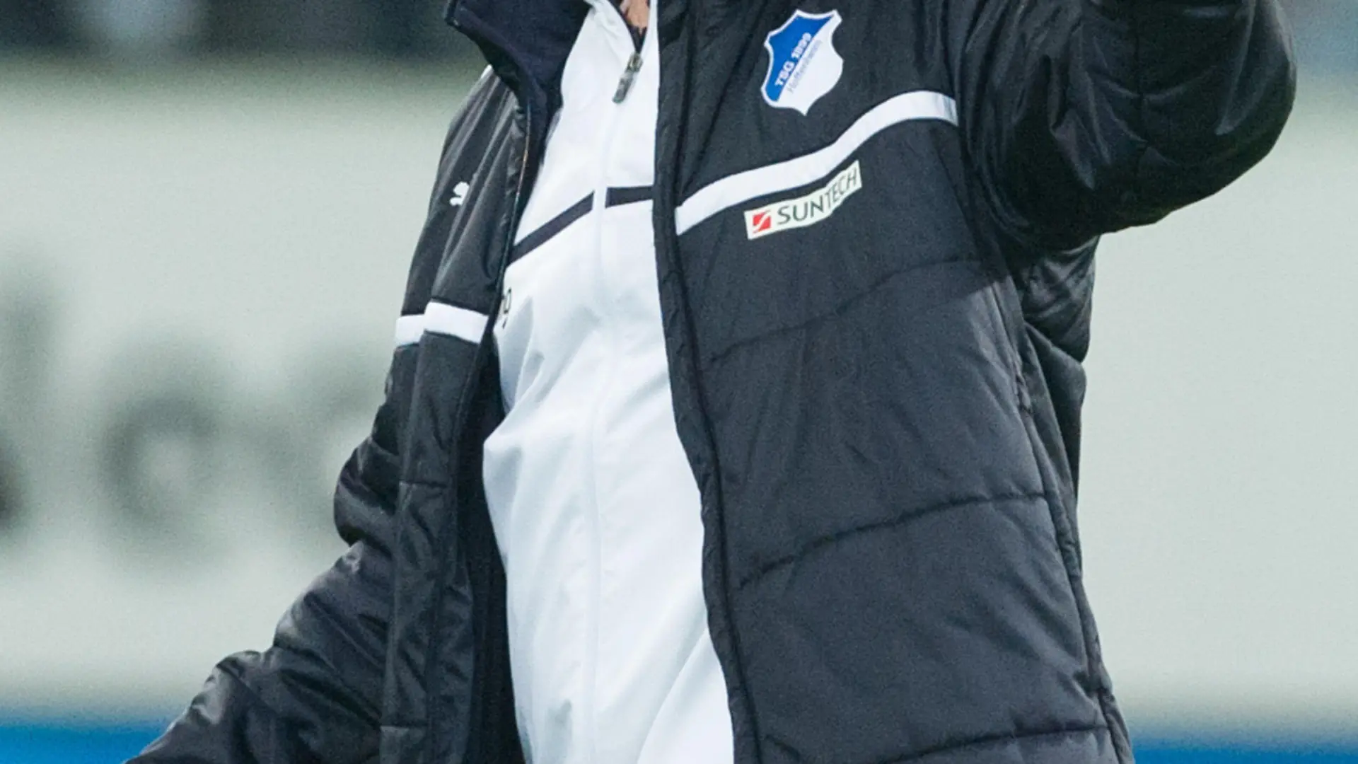 ARCHIV - Fußball Bundesliga 28. Spieltag: TSG 1899 Hoffenheim - Fortuna Düsseldorf am 05.04.2013 in Sinsheim (Baden-Württemberg) in der Rhein-Neckar-Arena. Hoffenheims Trainer Markus Gisdol gestikuliert nach Spielende in Richtung der Fans. Der Abstiegskampf in der Fußball-Bundesliga gerät zum Nervenspiel. Bei Fortuna Düsseldorf sorgte eine Rangelei im Training für Aufsehen, Bremen muss nach seinem Absturz nun am drittletzten Spieltag ausgerechnet gegen Verfolger 1899 Hoffenheim ran. Foto: Uwe Anspach/dpa (zu dpa-Korr: «Abstiegskampf wird Nervenspiel - Bremen ausgerechnet gegen Hoffenheim» vom 02.05.2013) +++(c) dpa - Bildfunk+++