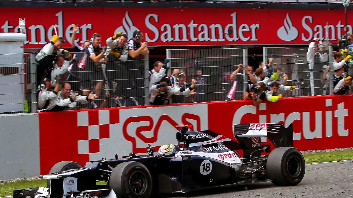 epa03217460 Venezuelan Formula One driver Pastor Maldonado of Williams celebrates with his teammates after winning the 2012 Formula One Grand Prix of Spain at the Circuit de Catalunya in Montmelo, near Barcelona, Spain, 13 May 2012. EPA/VALDRIN XHEMAJ  +++(c) dpa - Bildfunk+++