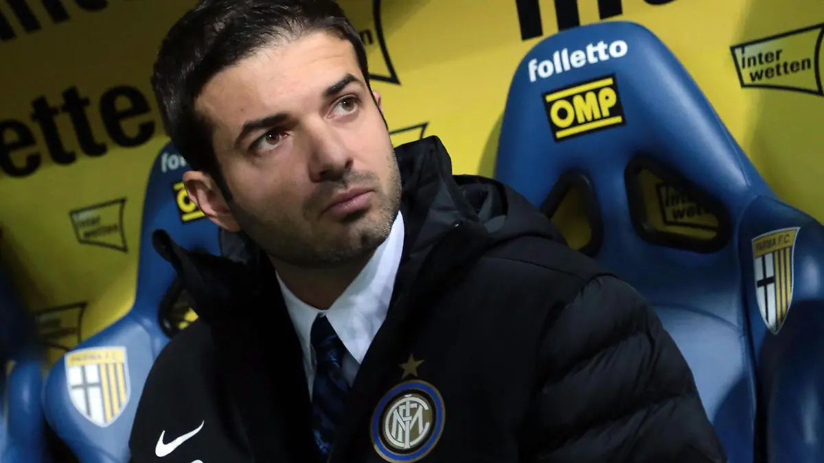epa03487567 Italian head coach of Inter, Andrea Stramaccioni, looks on during the Italian Serie A soccer match between Parma FC and Internazionale FC Milano, known as Inter Milan, at the Ennio Tardini stadium in Parma, Italy, 26 November 2012. EPA/ELISABETTA BARACCHI  +++(c) dpa - Bildfunk+++