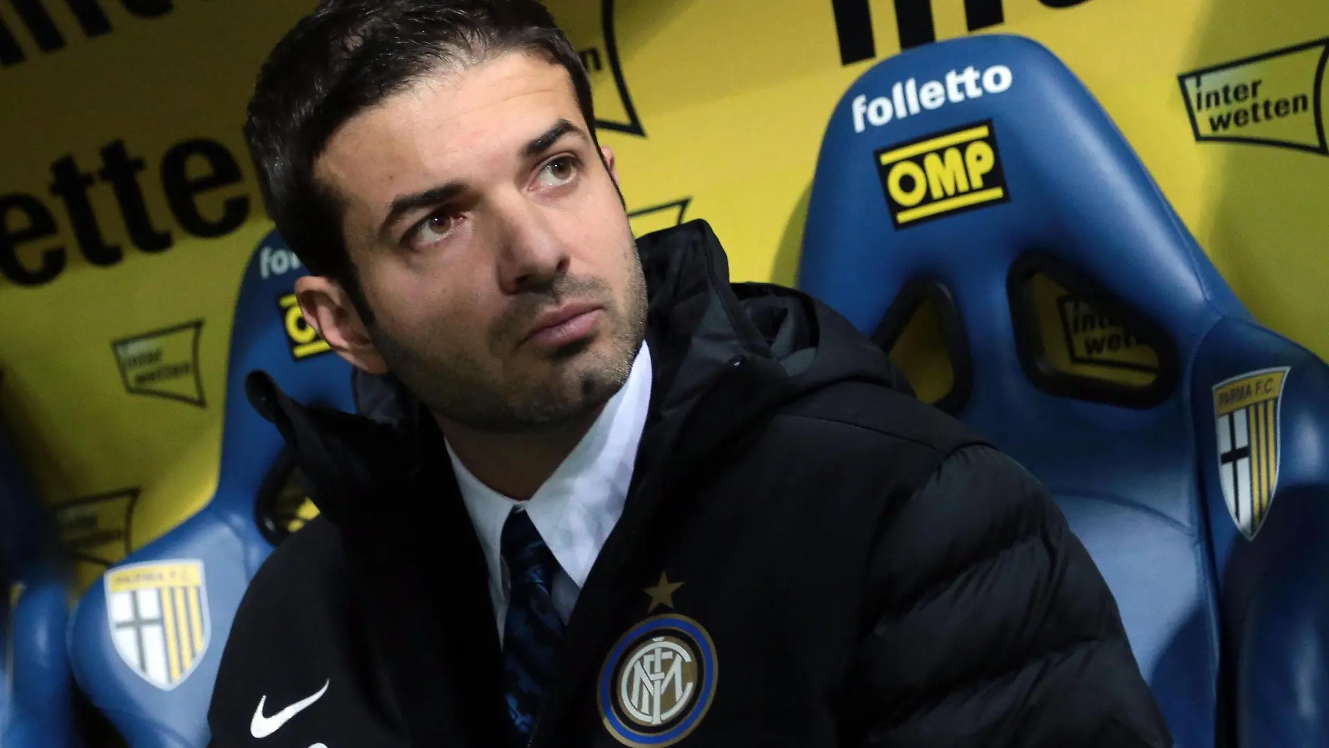 epa03487567 Italian head coach of Inter, Andrea Stramaccioni, looks on during the Italian Serie A soccer match between Parma FC and Internazionale FC Milano, known as Inter Milan, at the Ennio Tardini stadium in Parma, Italy, 26 November 2012. EPA/ELISABETTA BARACCHI +++(c) dpa - Bildfunk+++