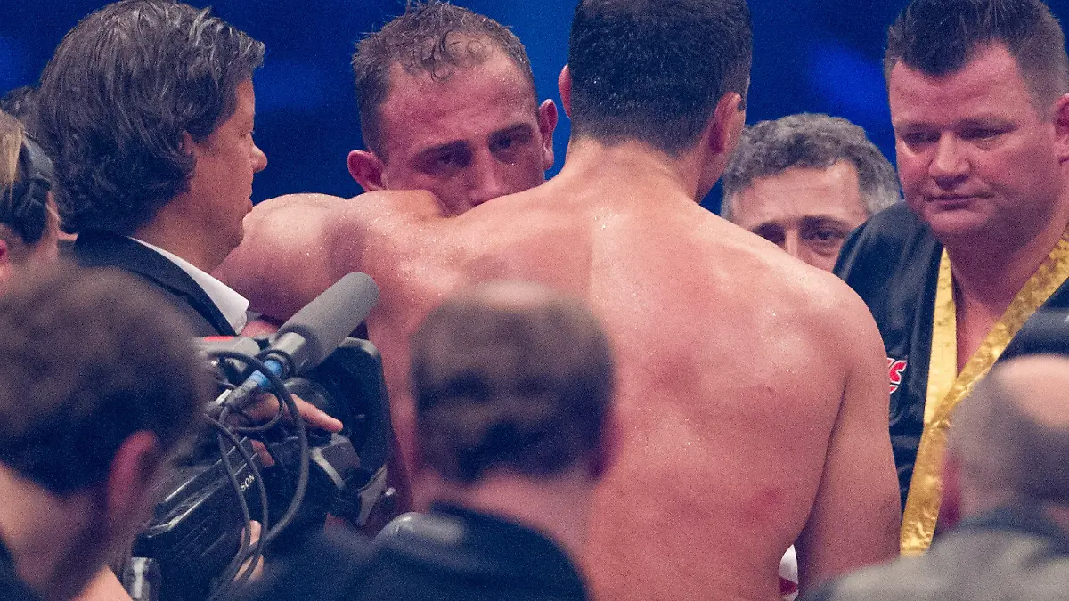 Der ukrainische Boxweltmeister der IBF, WBO, WBA und IBO im Schwergewicht, Wladimir Klitschko (r), umarmt den deutsch-italienischen Herausforderer Francesco Pianeta am 04.05.2013 in der SAP-Arena in Mannheim (Baden-Württemberg) nach dem Kampf. Foto: Uwe Anspach/dpa +++(c) dpa - Bildfunk+++