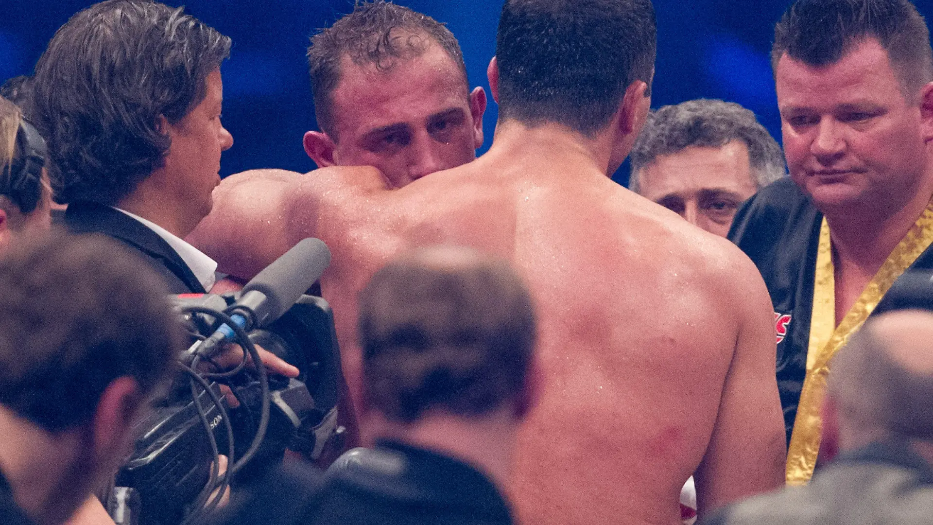 Der ukrainische Boxweltmeister der IBF, WBO, WBA und IBO im Schwergewicht, Wladimir Klitschko (r), umarmt den deutsch-italienischen Herausforderer Francesco Pianeta am 04.05.2013 in der SAP-Arena in Mannheim (Baden-Württemberg) nach dem Kampf. Foto: Uwe Anspach/dpa +++(c) dpa - Bildfunk+++