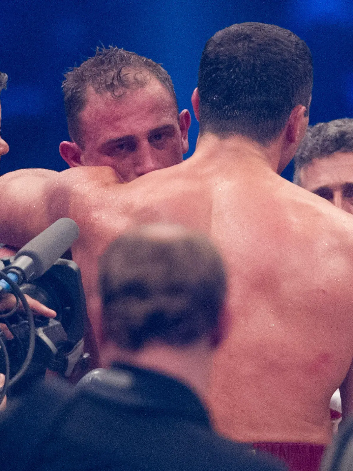 Der ukrainische Boxweltmeister der IBF, WBO, WBA und IBO im Schwergewicht, Wladimir Klitschko (r), umarmt den deutsch-italienischen Herausforderer Francesco Pianeta am 04.05.2013 in der SAP-Arena in Mannheim (Baden-Württemberg) nach dem Kampf. Foto: Uwe Anspach/dpa +++(c) dpa - Bildfunk+++