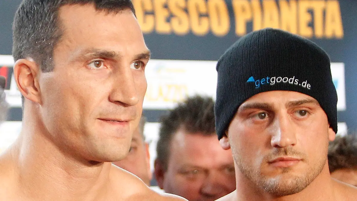 Ukrainian heavyweight boxing world champion Vladimir Klitschko (L) and Italian-born Francesco Pianeta pose during the official weigh in in Heidelberg May 3, 2013. Klitschko will face Pianeta in a WBA, IBF, WBO and IBO world heavyweight championship title fight on Saturday at the SAP arena in Mannheim. REUTERS/Lisi Niesner  (GERMANY - Tags: SPORT BOXING)