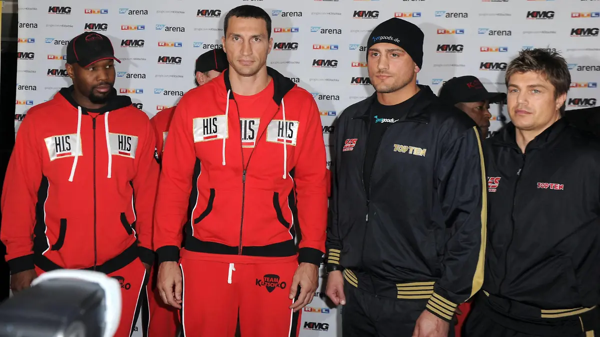 Bildnummer: 13499980  Datum: 29.04.2013  Copyright: imago/Schöne(l-r) Trainer Johnathon Banks , IBF, WBO, WBA und IBO - Weltmeister im Schwergewicht Wladimir Klitschko , Herausforderer Francesco Pianeta und Dirk Dzemski anläßlich der Pressekonferenz zum Kampf Wladimir Klitschko vs. Francesco Pianeta am 29.04.2013 in der SAP-Arena Mannheim. ; xas x1x 2013 quer premiumd 2013 quer Querformat Baden Württemberg Boxen Boxer Boxsport Deutschland Kampfsport Kampfsportler Mannheim Person Personen PK Sportler Image number 13499980 date 29 04 2013 Copyright imago Beautiful l r team manager Johnathon Banks IBF WBO WBA and Ibo World Champion in Heavy weight Wladimir Klitschko Challenger Francesco Pianeta and Dirk Dzemski during the Press conference to Fight Wladimir Klitschko vs Francesco Pianeta at 29 04 2013 in the SAP Arena Mannheim xas x1x 2013 horizontal premiumd 2013 horizontal Landscape bath Wuerttemberg boxing Boxer Boxing Germany Martial arts Martial arts equipment Mannheim Person Human Beings press conference Athletes  