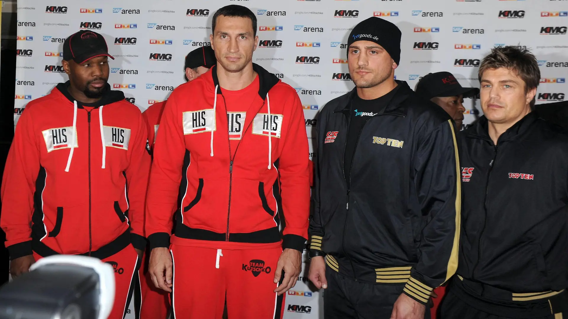 Bildnummer: 13499980 Datum: 29.04.2013 Copyright: imago/Schöne(l-r) Trainer Johnathon Banks , IBF, WBO, WBA und IBO - Weltmeister im Schwergewicht Wladimir Klitschko , Herausforderer Francesco Pianeta und Dirk Dzemski anläßlich der Pressekonferenz zum Kampf Wladimir Klitschko vs. Francesco Pianeta am 29.04.2013 in der SAP-Arena Mannheim. ; xas x1x 2013 quer premiumd 2013 quer Querformat Baden Württemberg Boxen Boxer Boxsport Deutschland Kampfsport Kampfsportler Mannheim Person Personen PK Sportler Image number 13499980 date 29 04 2013 Copyright imago Beautiful l r team manager Johnathon Banks IBF WBO WBA and Ibo World Champion in Heavy weight Wladimir Klitschko Challenger Francesco Pianeta and Dirk Dzemski during the Press conference to Fight Wladimir Klitschko vs Francesco Pianeta at 29 04 2013 in the SAP Arena Mannheim xas x1x 2013 horizontal premiumd 2013 horizontal Landscape bath Wuerttemberg boxing Boxer Boxing Germany Martial arts Martial arts equipment Mannheim Person Human Beings press conference Athletes
