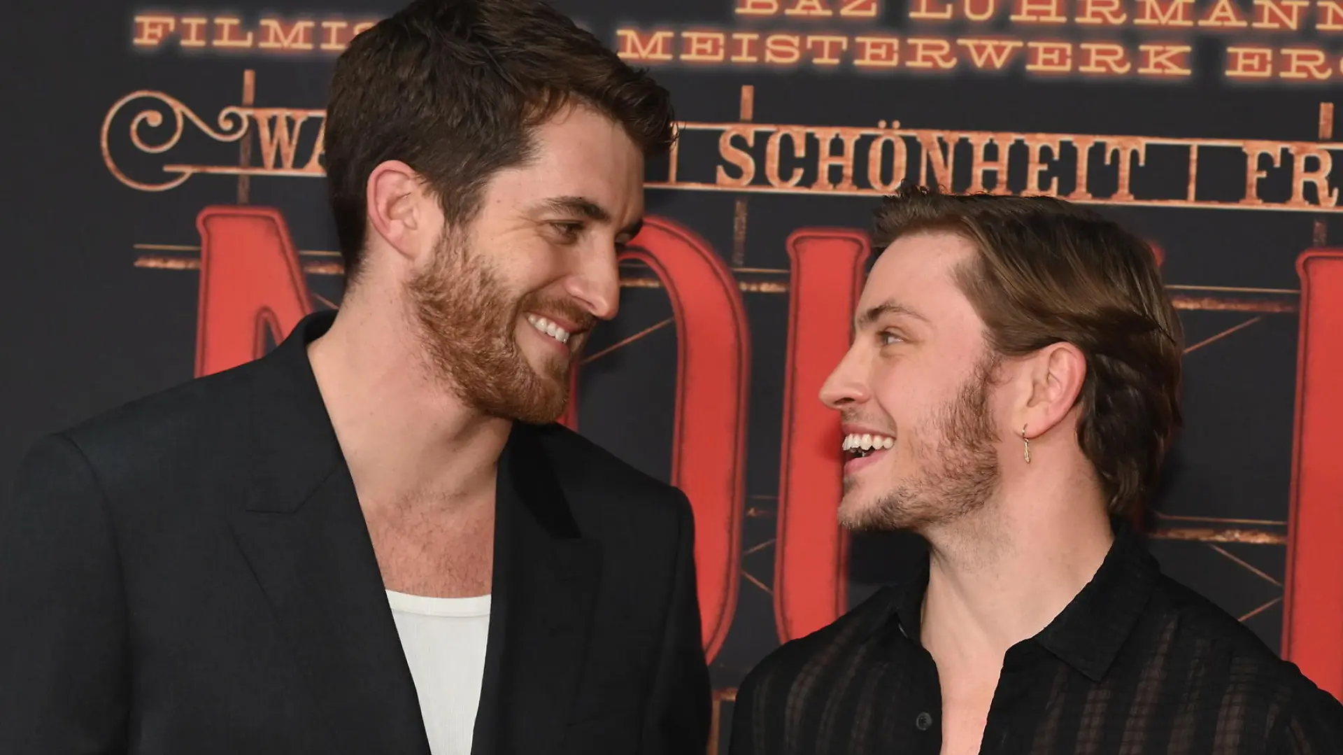 Jannik Schümann und Felix Kruck kommt über den roten Tepich bei der Galapremiere des Musical " Moulin Rouge! Das Musical " in den Kölner Musical Dome  / 061122