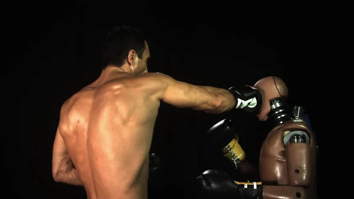 Wladimir Klitschko mit Crashtest-Dummy