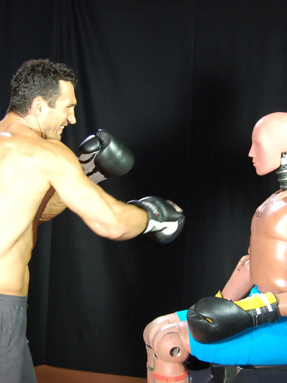 Wladimir Klitschko mit Crashtest-Dummy