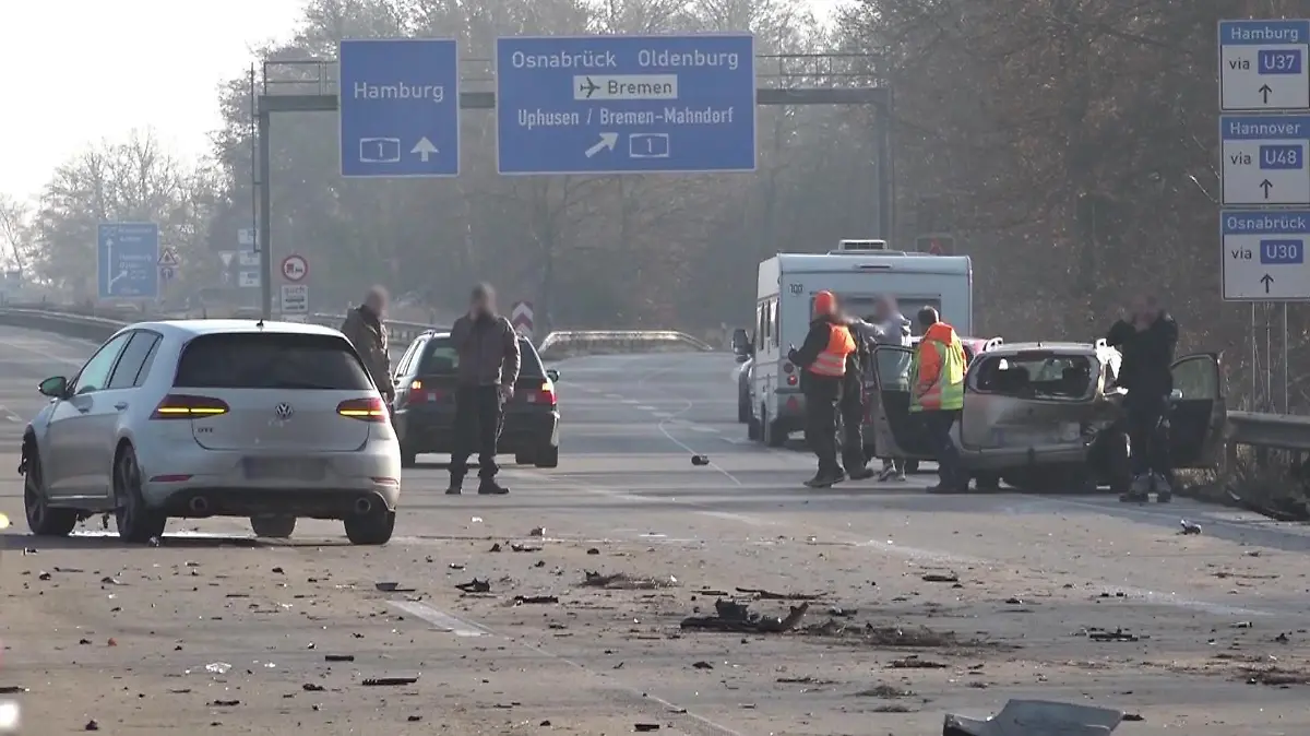 Die Trümmerteile verteilten sich quer über die A27 - in Richtung Süden musste die Straße voll gesperrt werden.