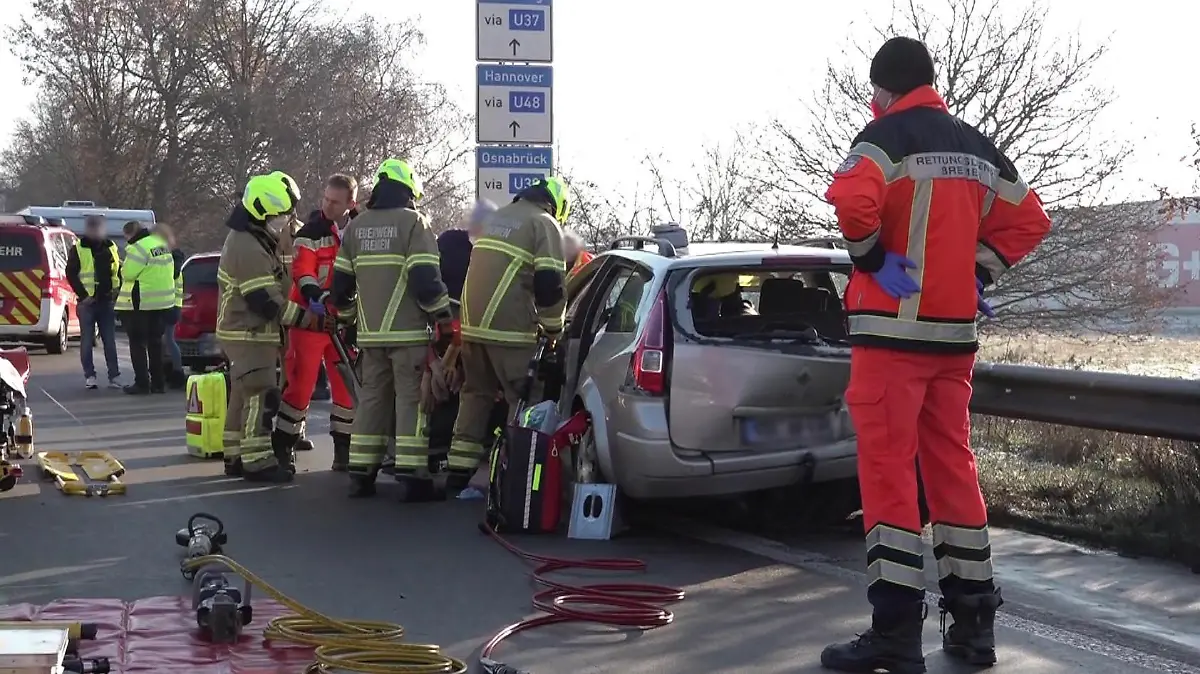 Mit schwerem Gerät mussten die beiden eingeklemmten Personen aus ihrem Auto befreit werden.