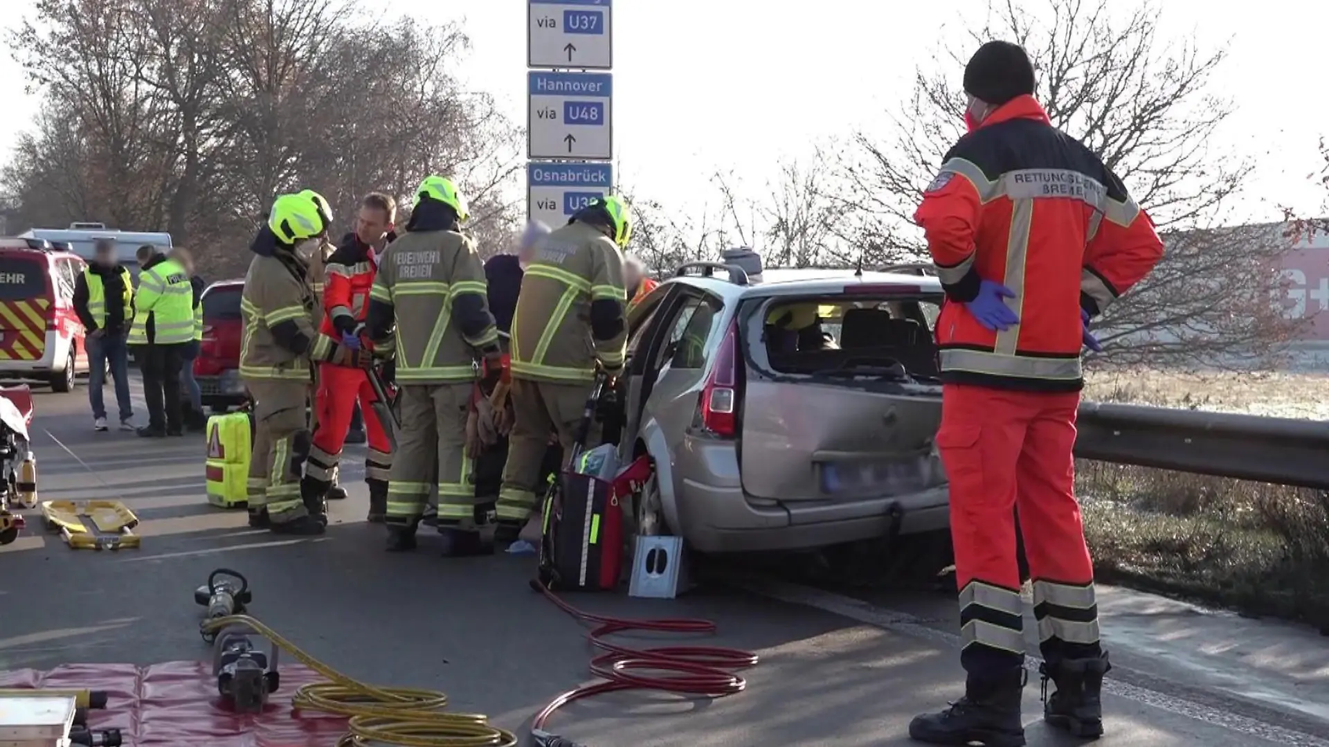 Mit schwerem Gerät mussten die beiden eingeklemmten Personen aus ihrem Auto befreit werden.