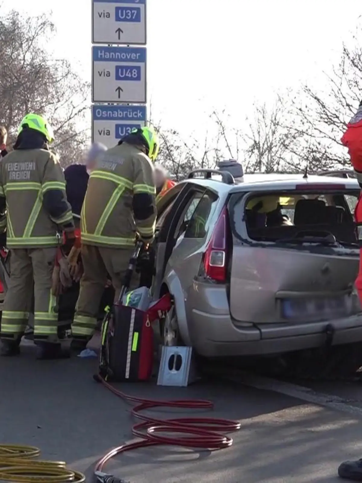 Mit schwerem Gerät mussten die beiden eingeklemmten Personen aus ihrem Auto befreit werden.