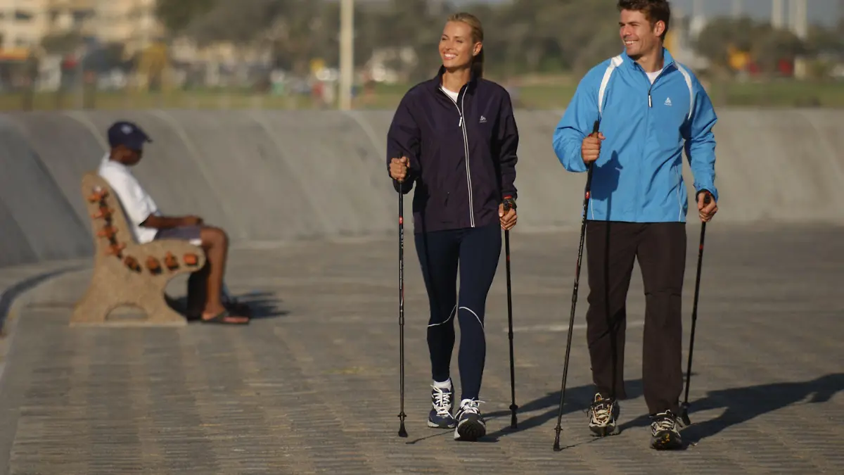 Ein junges Paar beim Nordic Walking. Foto: Stefan Eisend (Model Release) +++(c) Picture-Alliance / ASA+++
