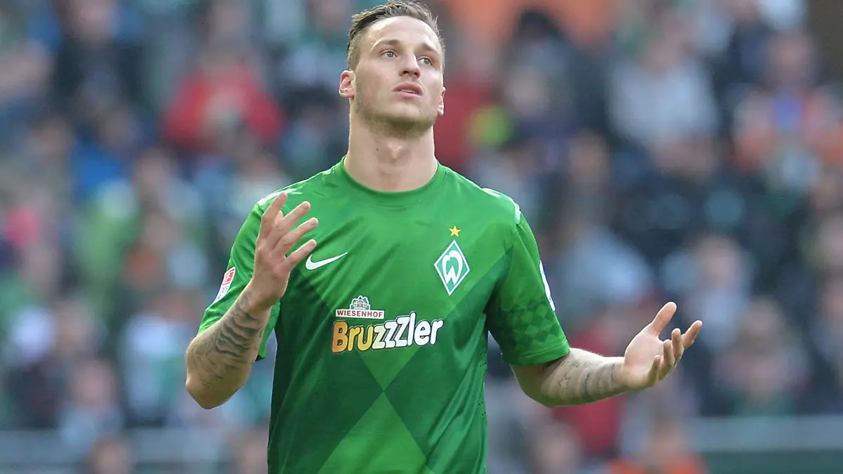 Fußball Bundesliga, 30. Spieltag, Werder Bremen - VfL Wolfsburg am 20.04.2013 im Weser Stadion in Bremen. Werders Marko Arnautovic gestikuliert nach einer vergebenen Chance. Foto: Carmen Jaspersen dpa - (Achtung! Hinweis zur Bildnutzung! Die DFL erlaubt die Weiterverwertung von maximal 15 Fotos (keine Sequenzbilder und keine Fotostrecken) während des Spiels (einschließlich Halbzeit) aus dem Stadion und/oder vom Spiel im Internet und in Online-Medien. Uneingeschränkt gestattet ist die Weiterleitung digitalisierter Aufnahmen bereits während des Spiels ausschließlich zur internen redaktionellen Bearbeitung (z.B. via Bilddatenbanken). +++(c) dpa - Bildfunk+++