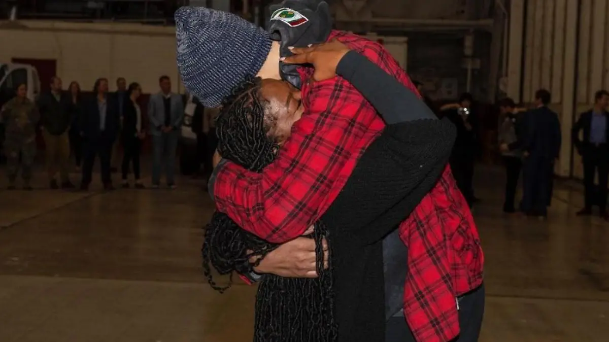 Brittney Griner umarmt ihre Ehefrau.