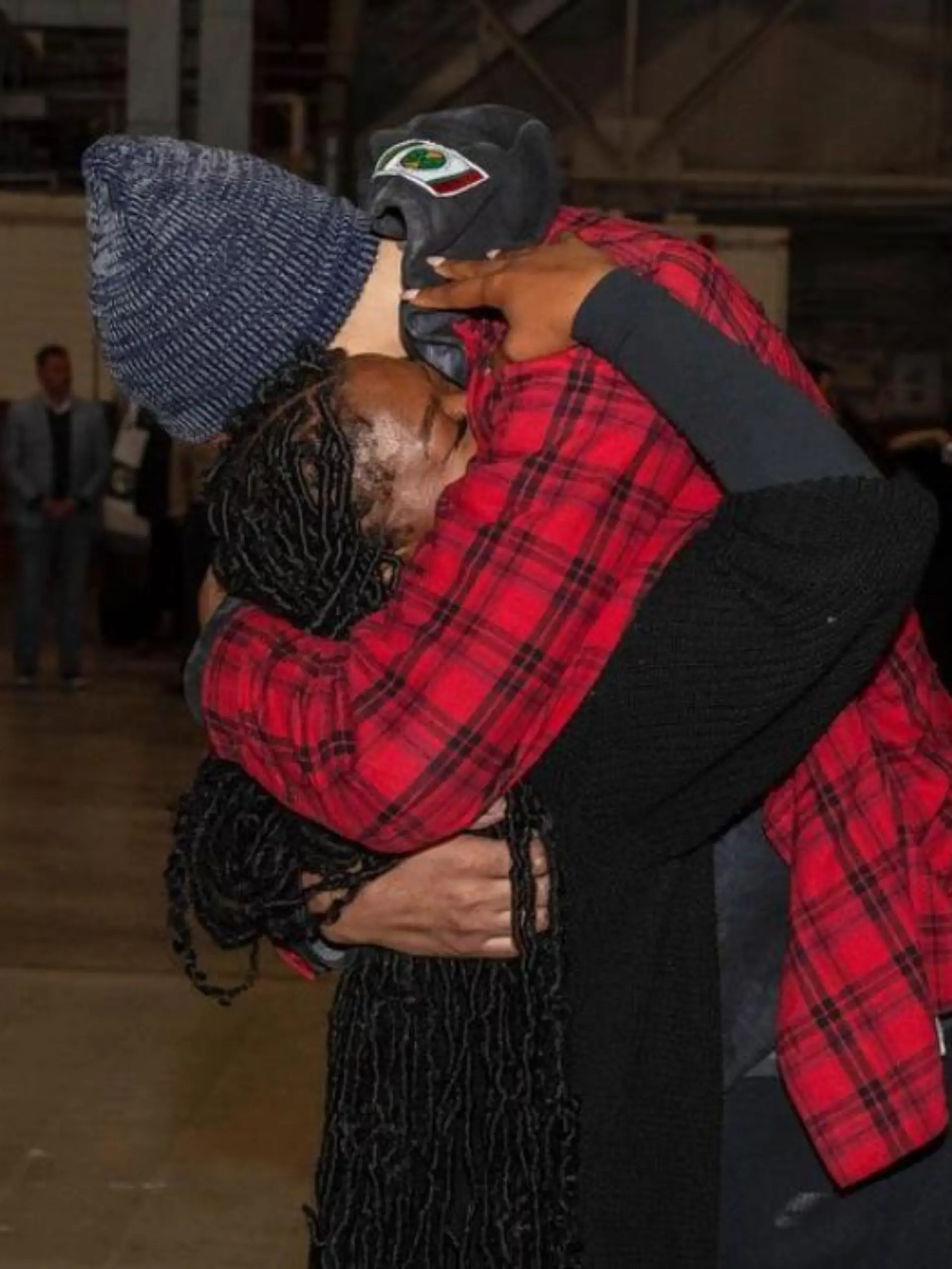 Brittney Griner umarmt ihre Ehefrau.