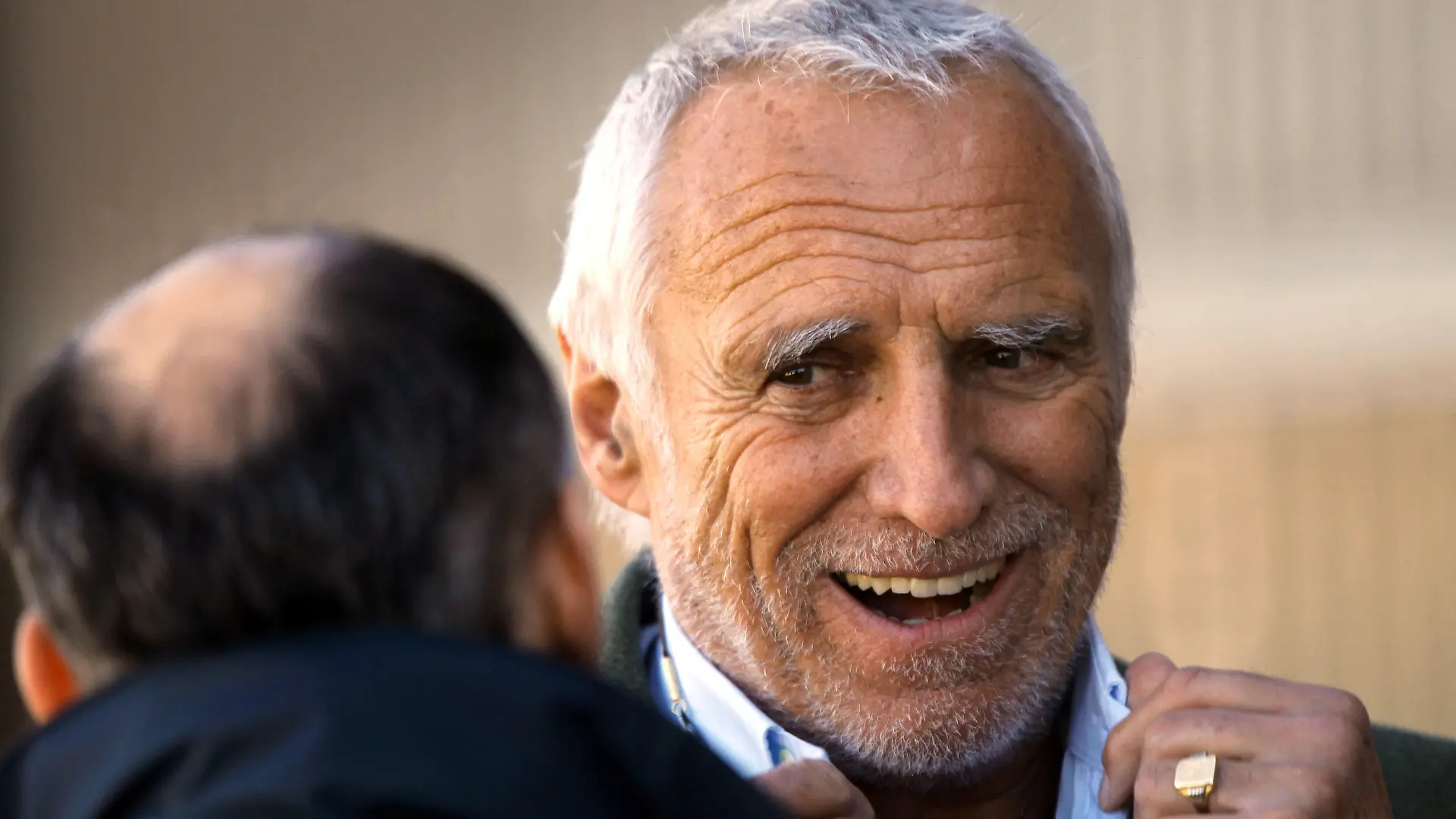ARCHIV - Der Besitzer des RedBull-Teams, der Österreicher Dietrich Mateschitz (r) lacht am 02.02.2011 auf der Rennstrecke in Valencia (Spanien) am Rande der Testfahrten. Teambesitzer Dietrich Mateschitz will Formel-1-Weltmeister Sebastian Vettel bei Red Bull halten. Die Vertragsverlängerung mit dem Deutschen «sollte demnächst bevorstehen», sagte der Getränke-Milliardär aus Österreich in einem Interview der Nachrichtenagentur dpa. Vettels bisheriger Kontrakt endet nach der Saison 2012. Foto: Jens Büttner dpa (zu dpa 0436 vom 12.03.2011)  +++(c) dpa - Bildfunk+++