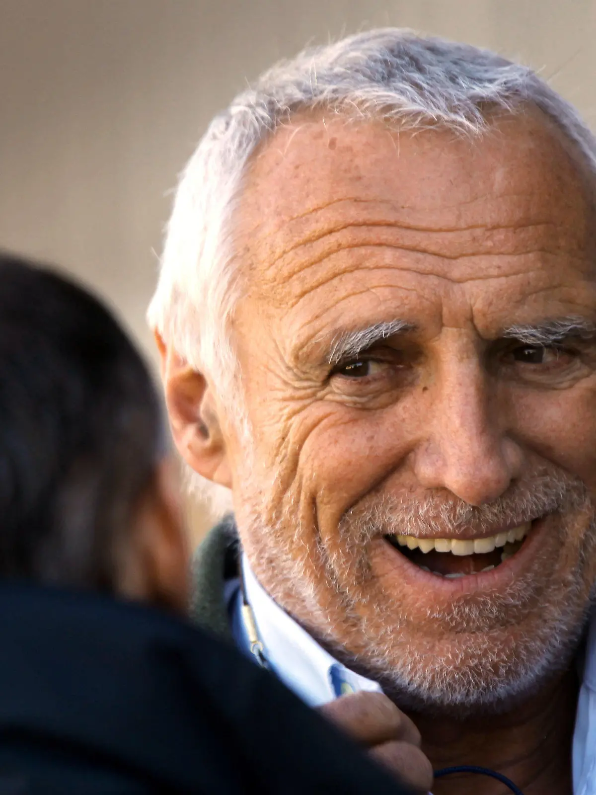 ARCHIV - Der Besitzer des RedBull-Teams, der Österreicher Dietrich Mateschitz (r) lacht am 02.02.2011 auf der Rennstrecke in Valencia (Spanien) am Rande der Testfahrten. Teambesitzer Dietrich Mateschitz will Formel-1-Weltmeister Sebastian Vettel bei Red Bull halten. Die Vertragsverlängerung mit dem Deutschen «sollte demnächst bevorstehen», sagte der Getränke-Milliardär aus Österreich in einem Interview der Nachrichtenagentur dpa. Vettels bisheriger Kontrakt endet nach der Saison 2012. Foto: Jens Büttner dpa (zu dpa 0436 vom 12.03.2011)  +++(c) dpa - Bildfunk+++