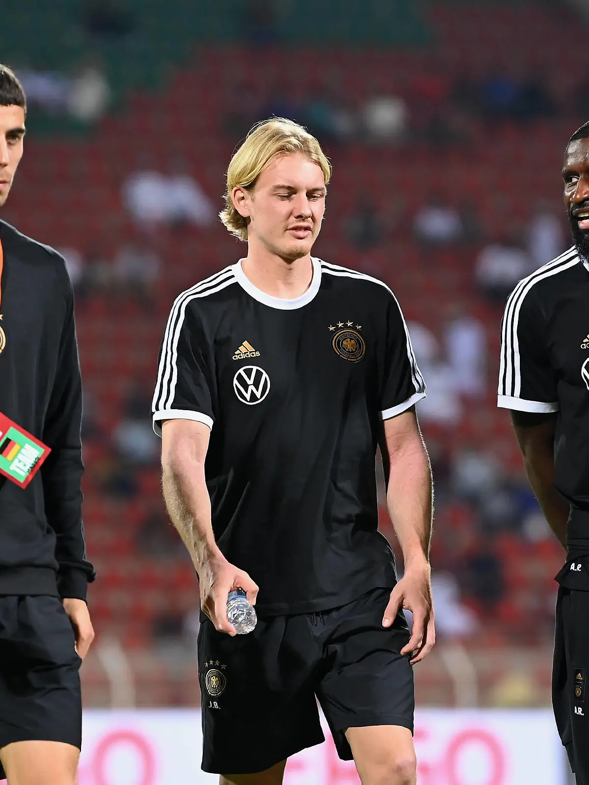 FUSSBALL WM 2022 Testspiel im Oman 16.11.2022 Oman - Deutschland Kai Havertz, Julian Brandt und Antonio Ruediger v.li. bei der Platzbesichtigung vor dem Spiel *** FOOTBALL World Cup 2022 Test Match in Oman 16 11 2022 Oman Germany Kai Havertz, Julian Brandt and Antonio Ruediger from left during the pre-match pitch inspection 