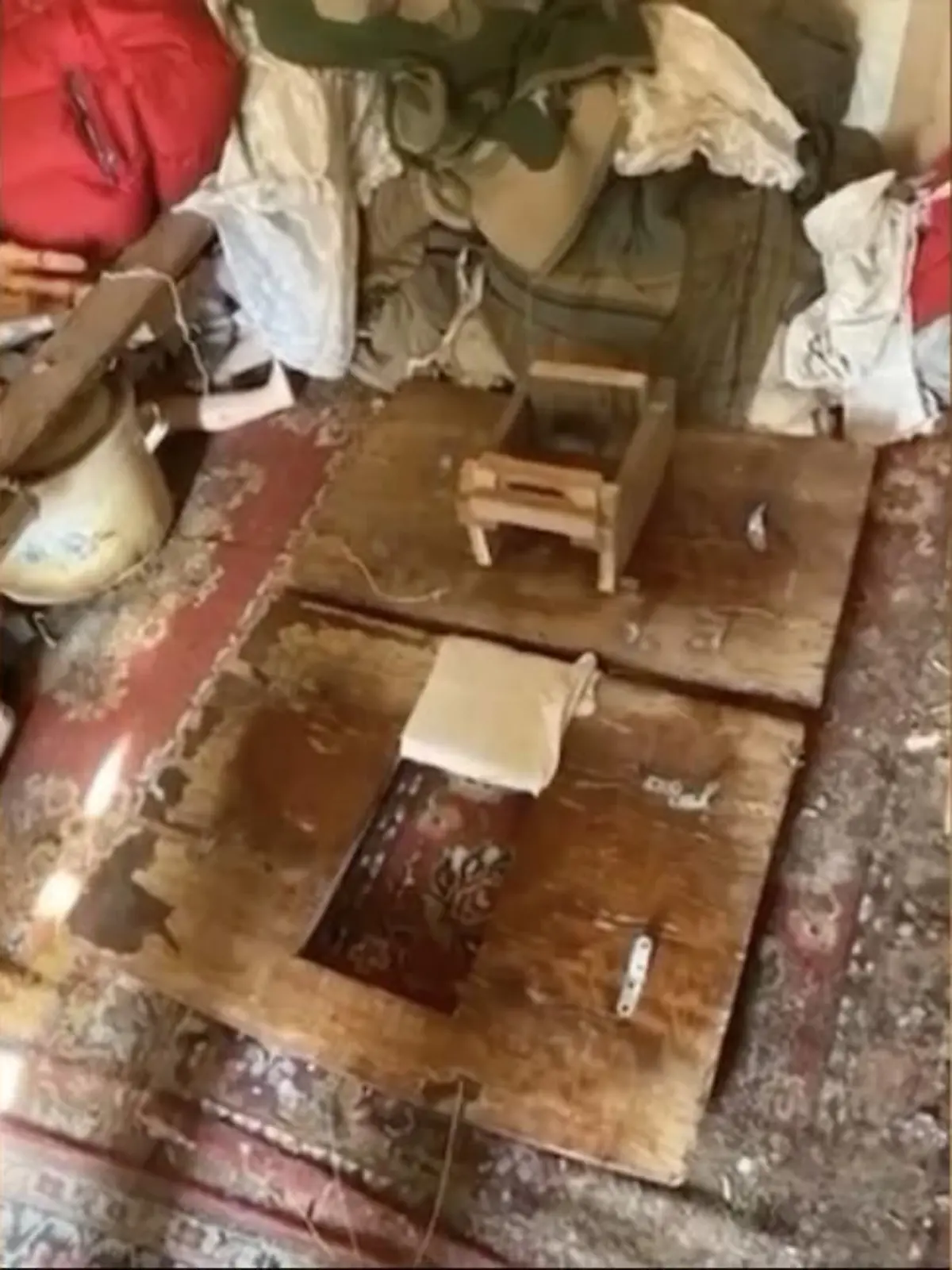 Holzplatten als Foltergegenstand