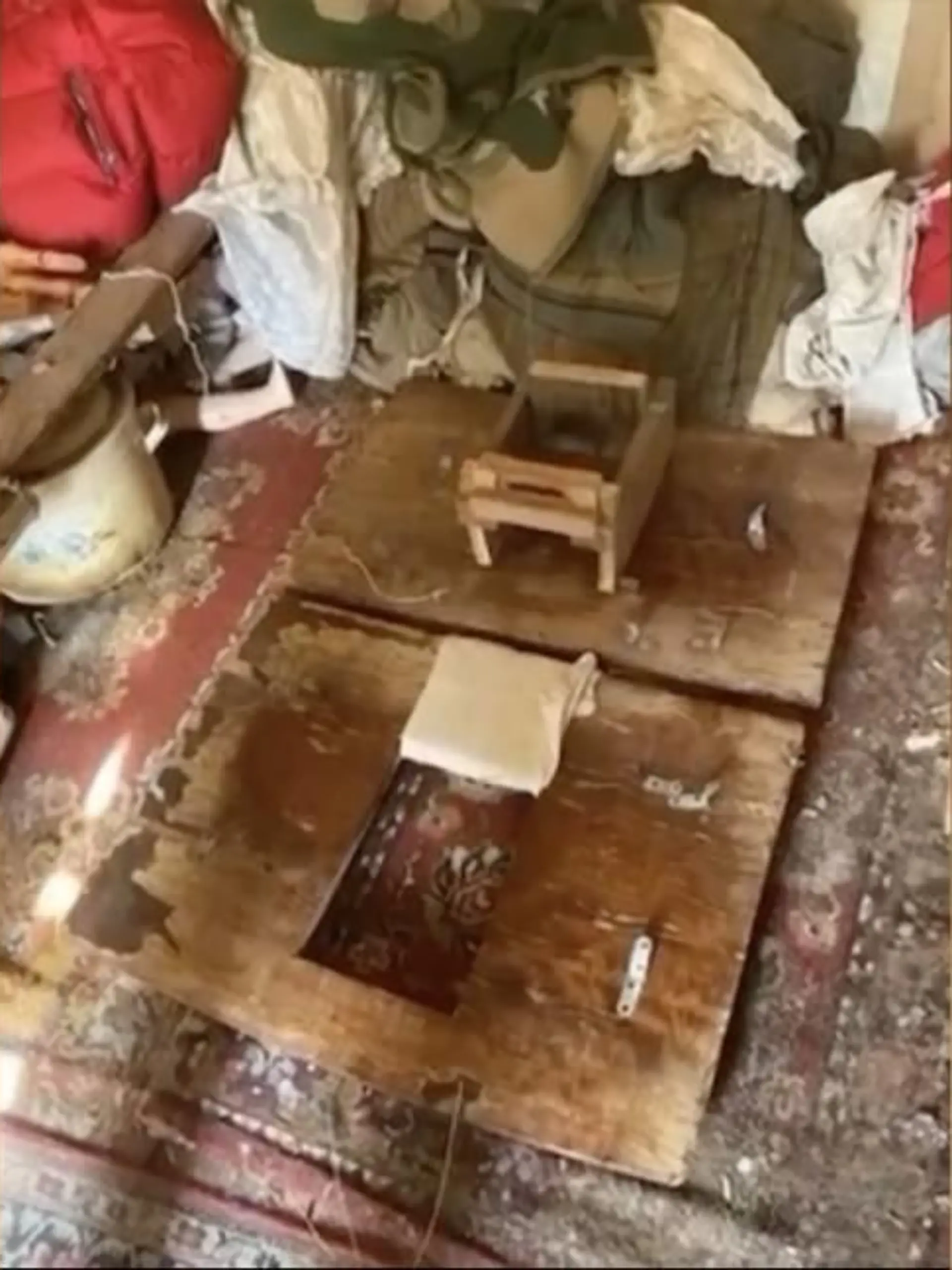 Holzplatten als Foltergegenstand