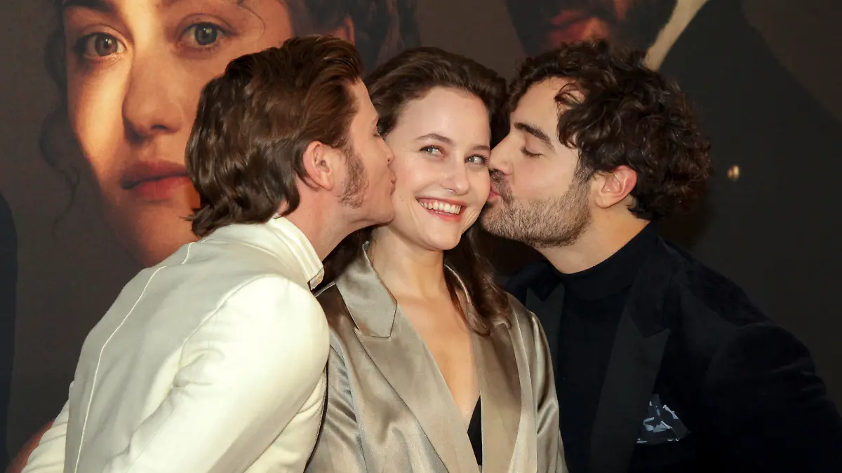 Jannik Schümann, Dominique Devenport und Giovanni Funiati bei der Premiere der 2. Staffel der RTL Streaming-Serie Sisi im Parkhotel Schönbrunn. Wien, 14.12.2022 *** Jannik Schümann, Dominique Devenport and Giovanni Funiati at the premiere of season 2 of the RTL streaming series Sisi at Parkhotel Schönbrunn Vienna, 14 12 2022 Foto:xB.xLoschanx/xFuturexImage