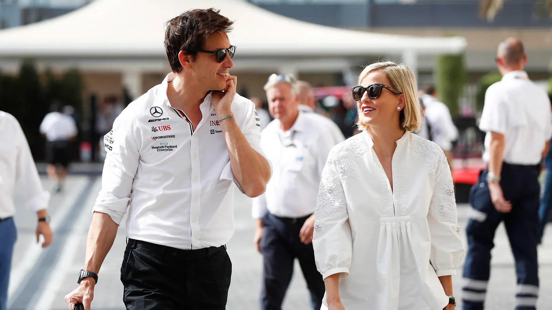 Formula 1 2022: Abu Dhabi GP YAS MARINA CIRCUIT, UNITED ARAB EMIRATES - NOVEMBER 20: Toto Wolff, Team Principal and CEO, Mercedes AMG, arrives into the paddock with Susie Wolff during the Abu Dhabi GP at Yas Marina Circuit on Sunday November 20, 2022 in Abu Dhabi, United Arab Emirates. Photo by Carl Bingham / LAT Images Images PUBLICATIONxINxGERxSUIxAUTxHUNxONLY GP2222_083447_X4I0820
