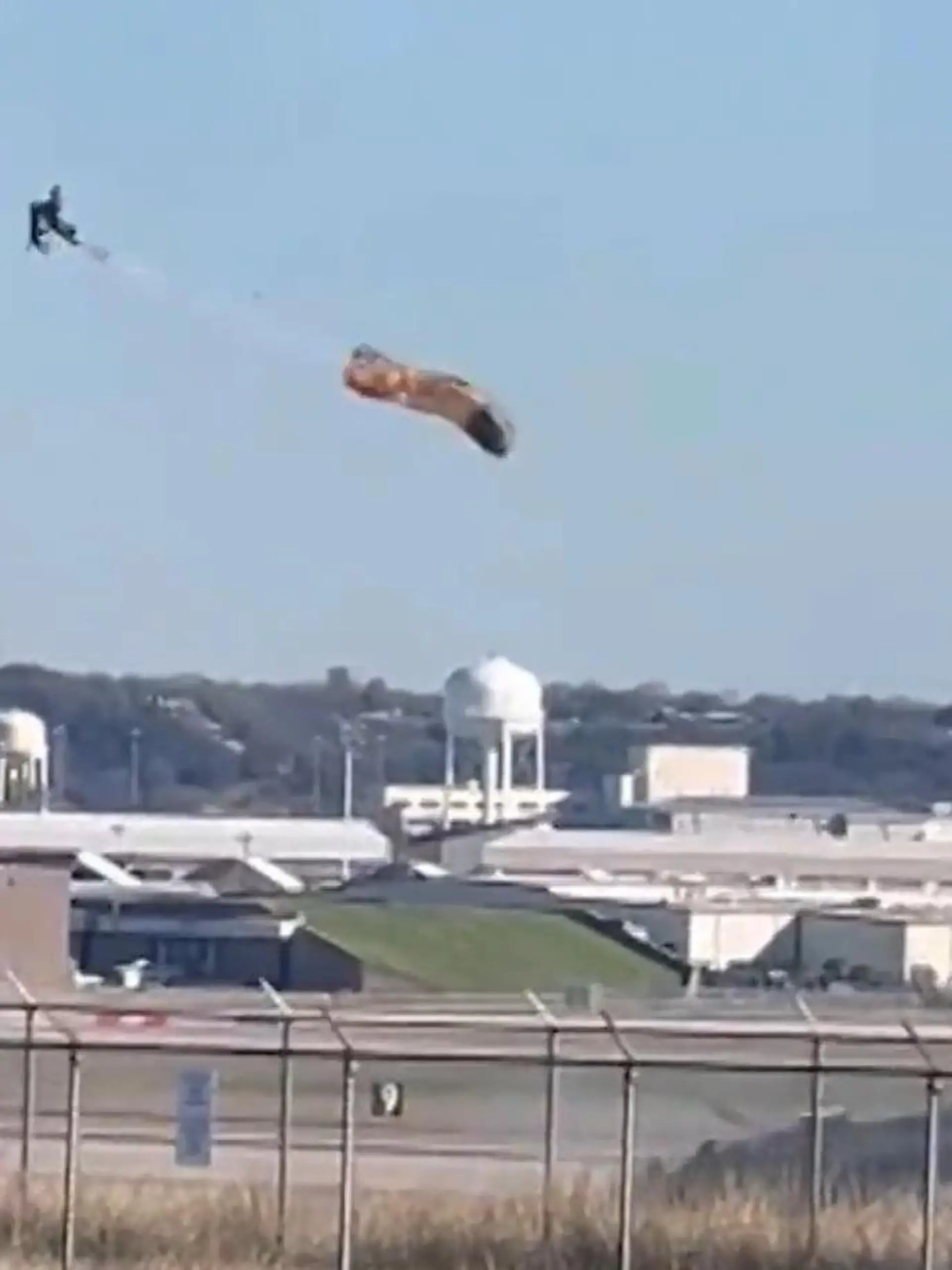 Ein Hoch auf den Schleudersitz! Denn ohne ihn wäre das Ganze vermutlich deutlich dramatischer geendet. Im US-Bundesstaat Texas ist ein F-35 Kampfjet beim Aufsetzen auf die Landebahn außer Kontrolle geraten. Erst fällt die Maschine vorn über, bevor sie auf die Seite kippt.