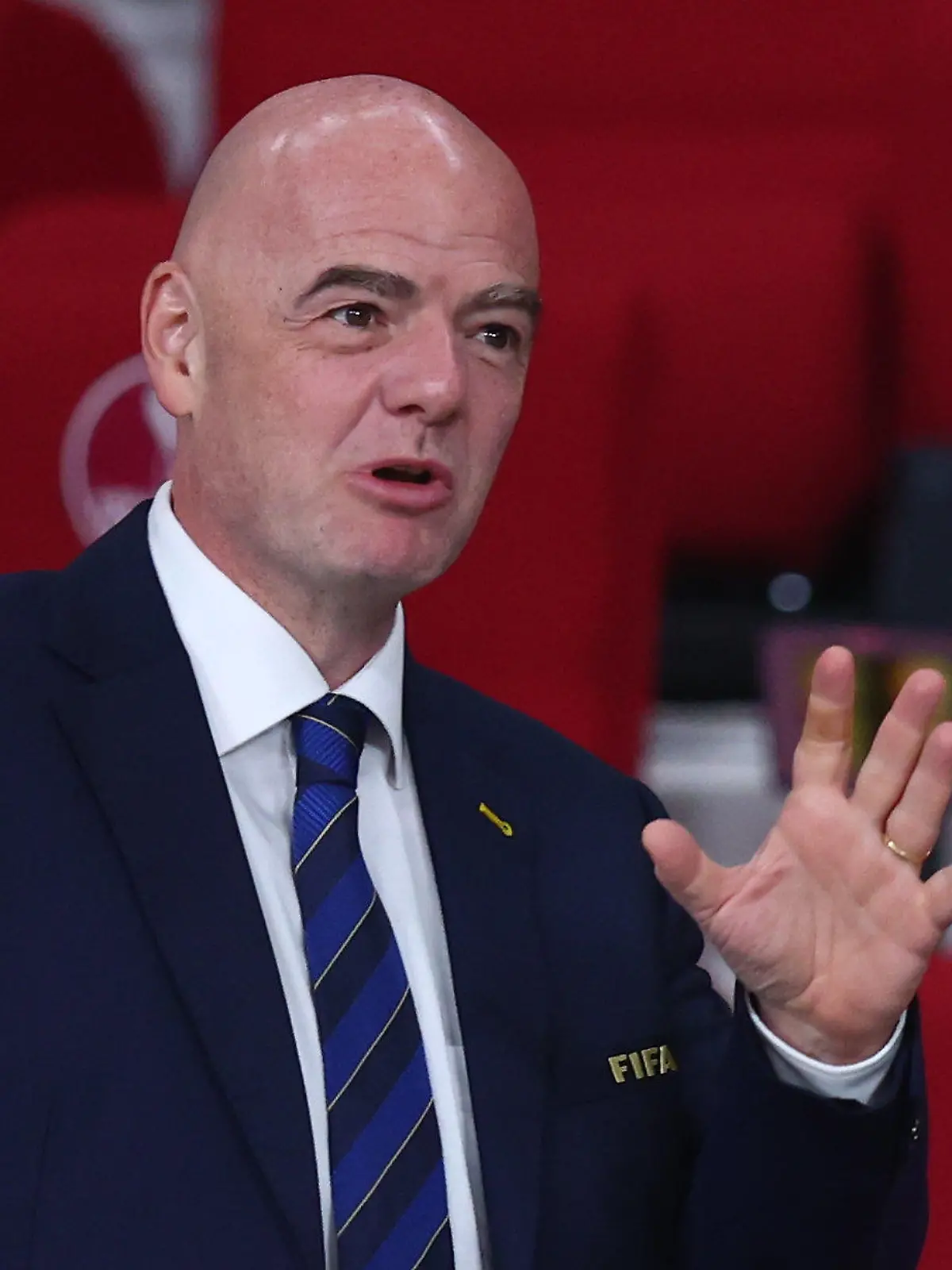 ARCHIV - 03.12.2022, Katar, Al-Rajjan: Fußball, WM 2022 in Katar, Niederlande - USA, Achtelfinale, im Chalifa International Stadion, FIFA-Präsident Gianni Infantino steht auf der Tribüne. (zu dpa: «FIFA-Council entscheidet Freitag über Club-WM 2022») Foto: Tom Weller/dpa +++ dpa-Bildfunk +++