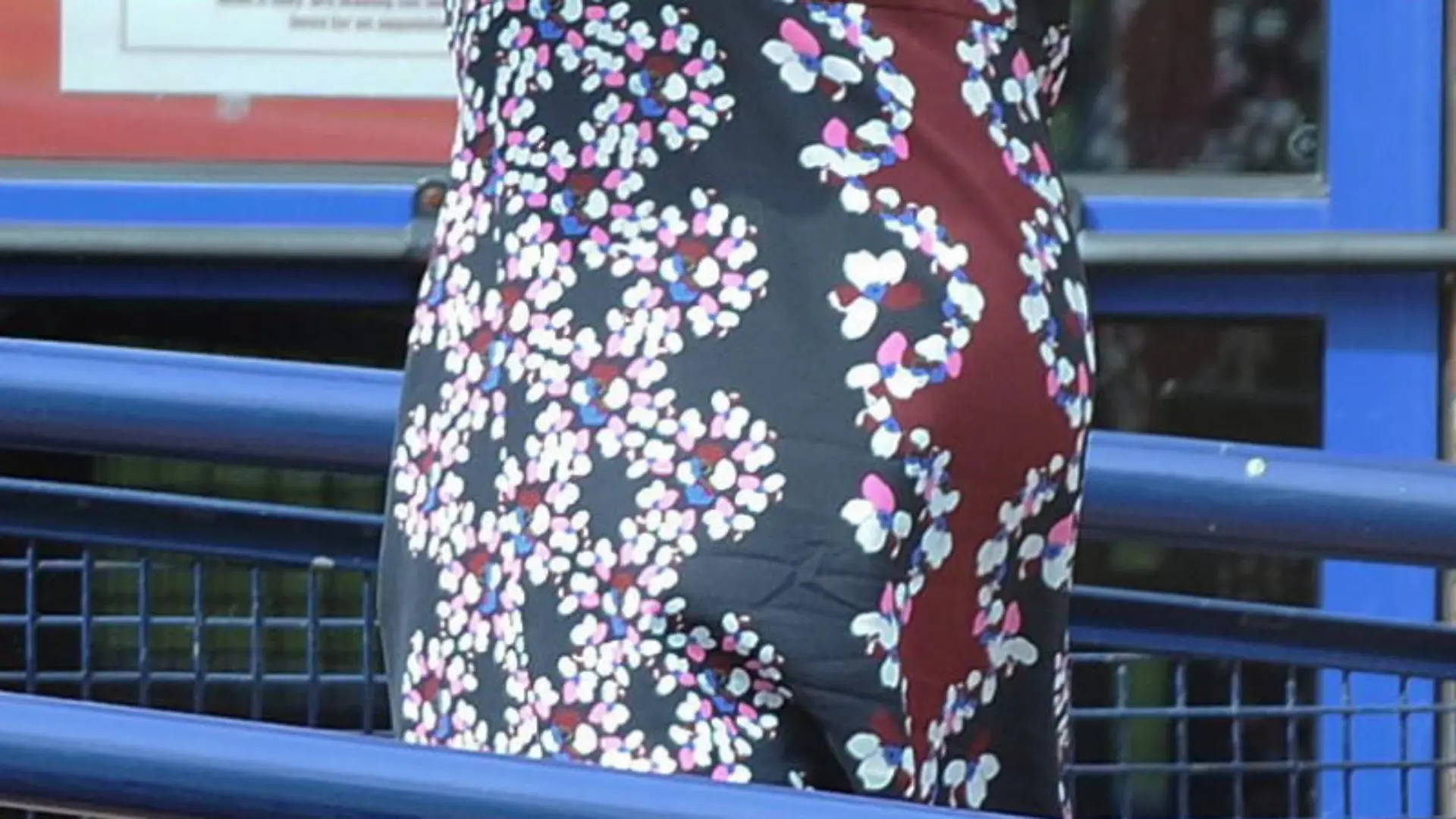 In einem Blümchenkleid kommt Catherines Babybauch endich zum Vorschein.