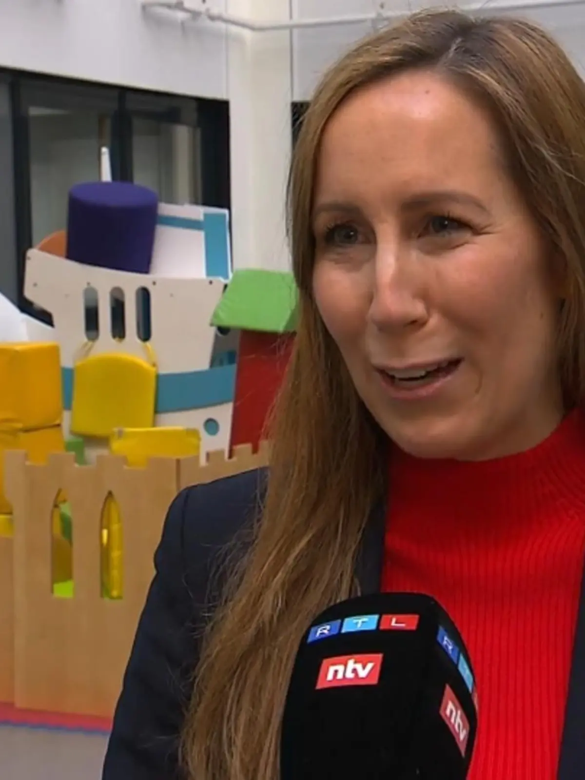Die Situation in den Kliniken ist in diesen Tagen extrem angespannt. Laut Ann-Kathrin Hallepape, Kinderkrankenschwester im Kasseler Klinikum, sind die Stationen im Haus fast alle überfüllt. Infekte, RSV, Influenza und auch Corona verlangen Klinikpersonal aktuell einiges ab. Als Zeichen der Wertschätzung war heute Landtagspräsidentin Astrid Wallmann zu Besuch im Zentrum für Kinder- und Jugendmedizin. Für unseren Beitrag haben wir sie mit der Kamera begleitet.