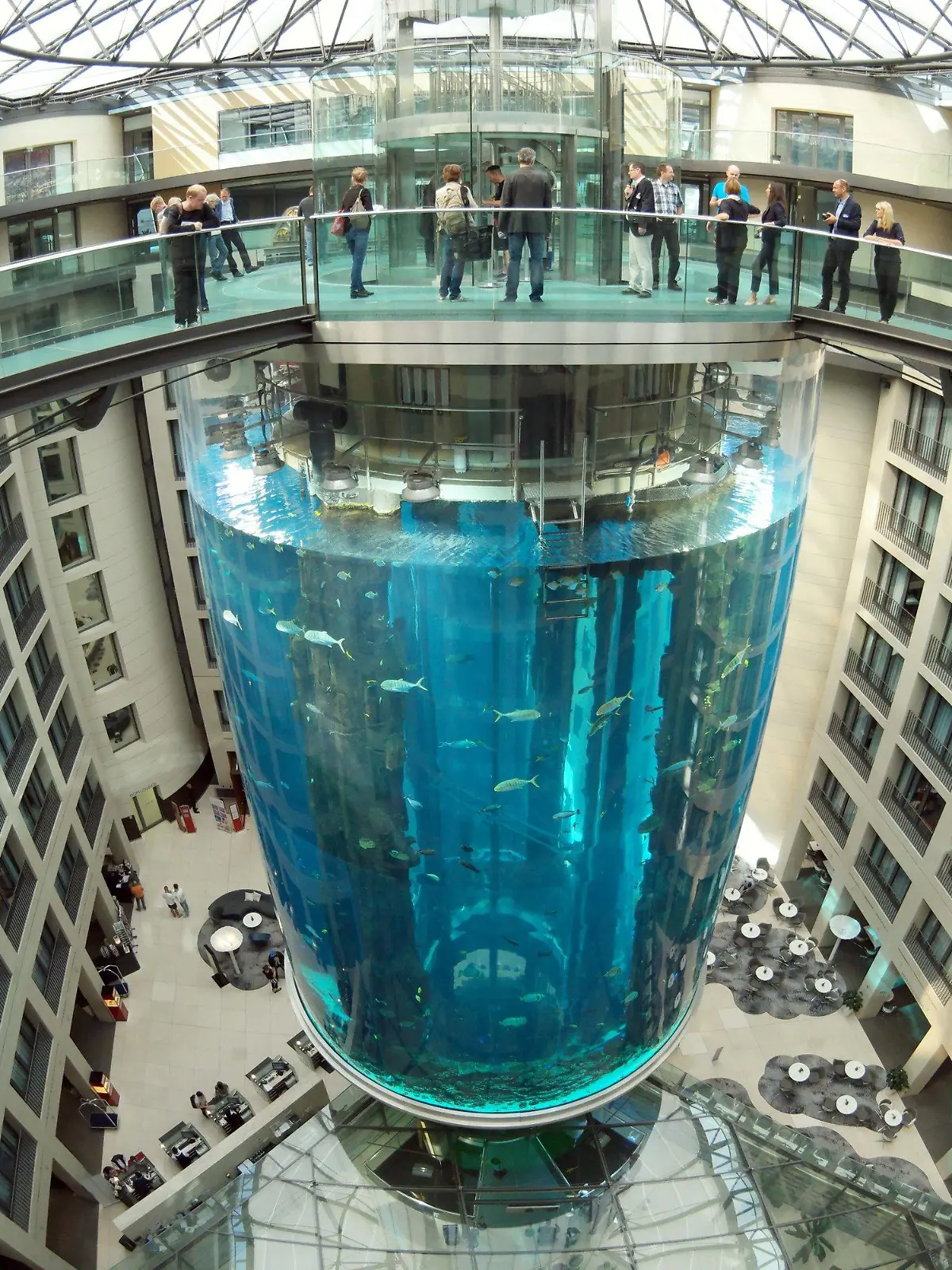ARCHIV - 29.07.2015, Berlin: Blick auf den AquaDom im Sea Life, das größte freistehende zylindrische Aquarium der Welt. Das riesige Aquarium in einem Hotel ist in der Nacht zum 16.12.2022 leck geschlagen. Wasser strömte dabei bis auf die Straße. Foto: picture alliance / dpa +++ dpa-Bildfunk +++