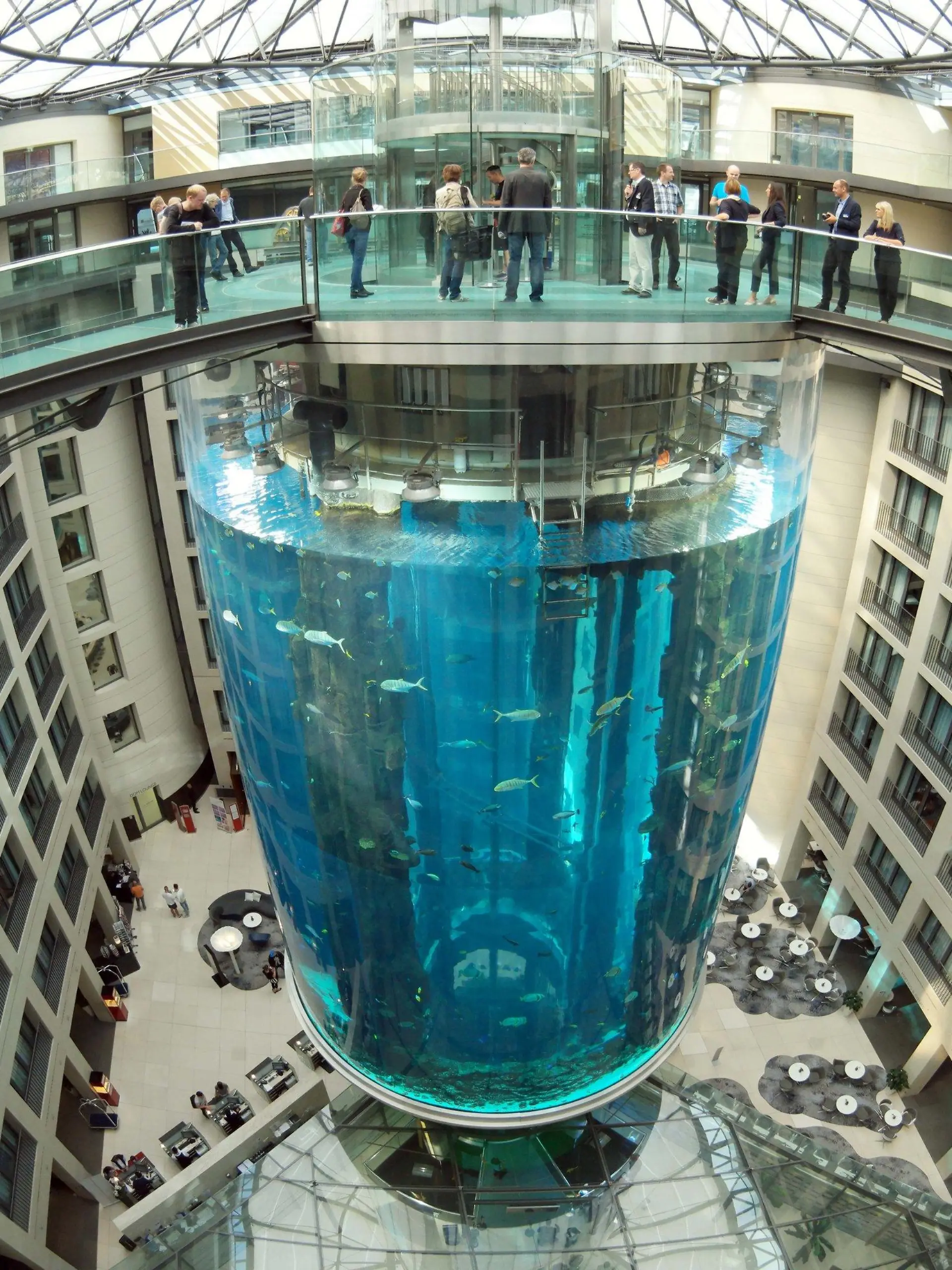 ARCHIV - 29.07.2015, Berlin: Blick auf den AquaDom im Sea Life, das größte freistehende zylindrische Aquarium der Welt. Das riesige Aquarium in einem Hotel ist in der Nacht zum 16.12.2022 leck geschlagen. Wasser strömte dabei bis auf die Straße. Foto: picture alliance / dpa +++ dpa-Bildfunk +++
