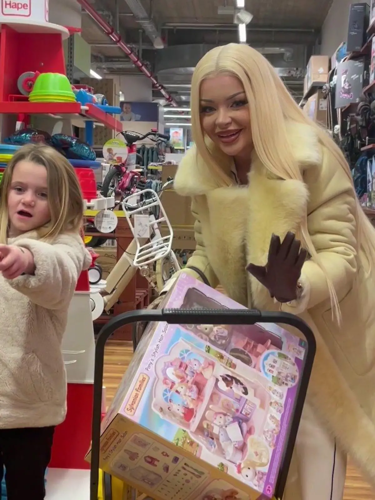 DSDS-Jurorin Katja Krasavice hilft, wo sie kann – und erfüllt einer fünfköpfigen Familie alle Weihnachtswünsche.