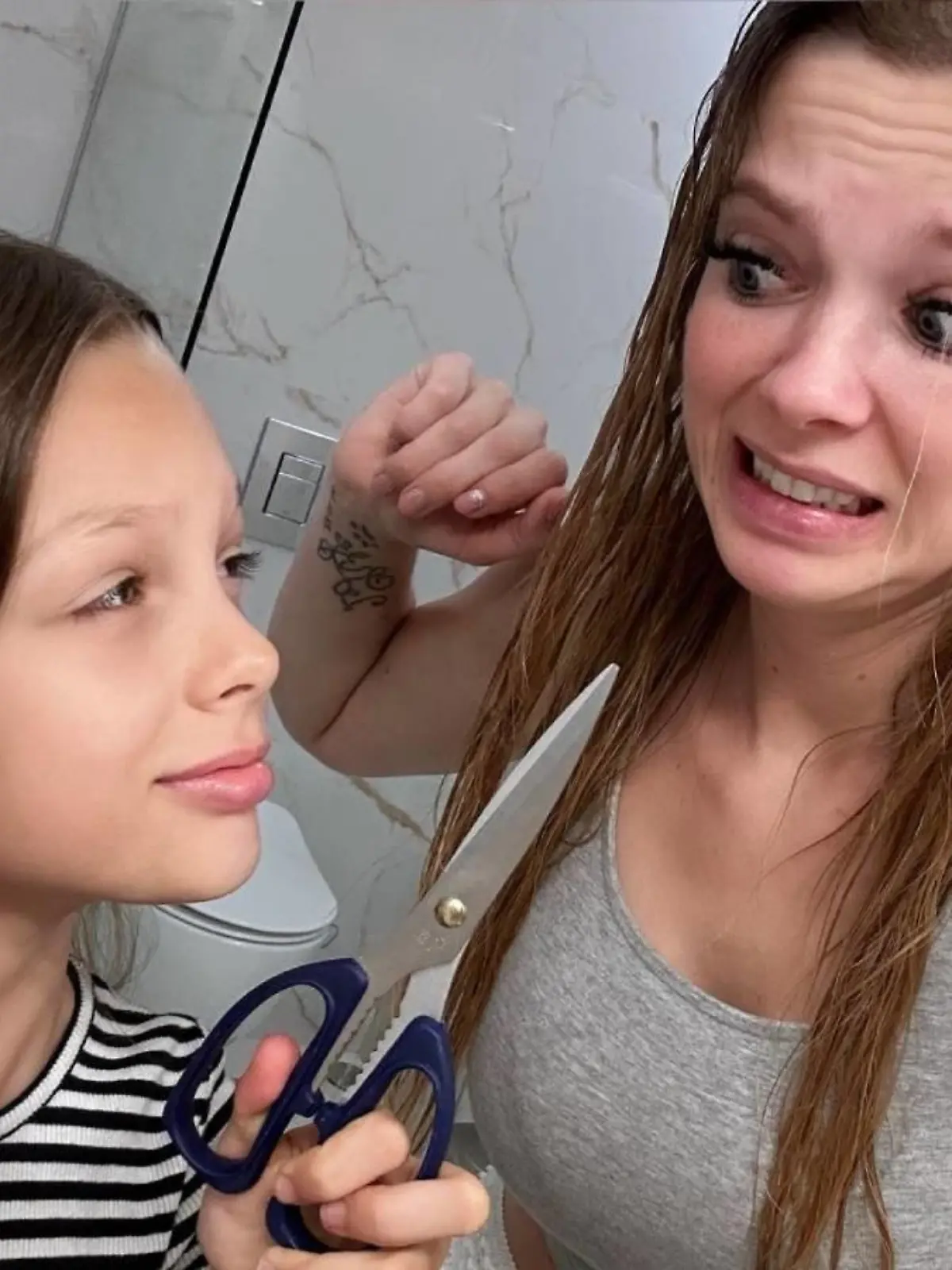 Anne Wünsche lässt sich von Tochter Miley die Haare schneiden.