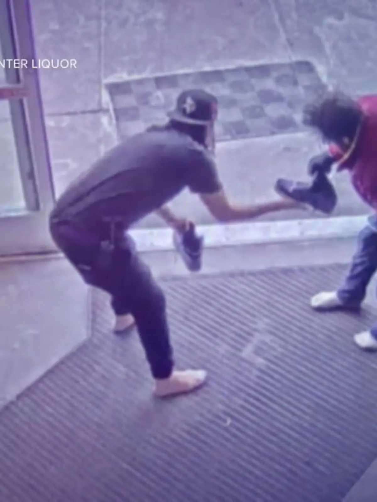 Bild zu: "Verkäuferin schenkt Bettler Schuhe"
