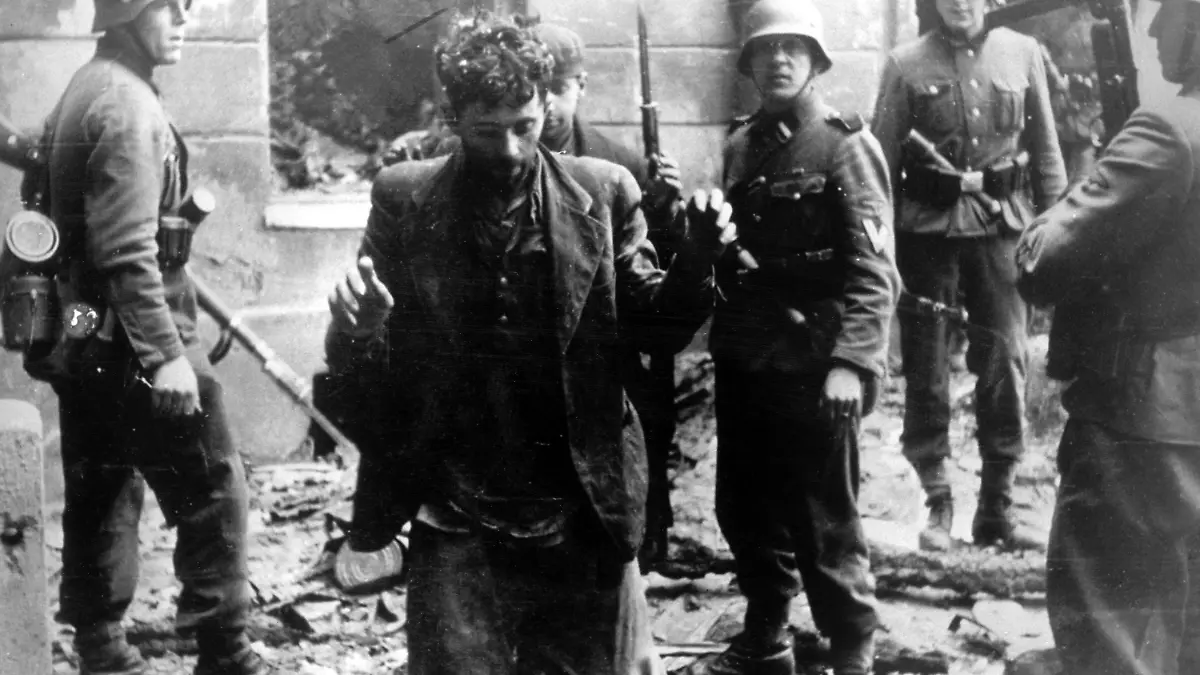 ARCHIV - Zwei Juden, die sich in einem Haus versteckt hatten, werden von SS-Soldaten gefangen genommen. Die Aufnahme entstand während des Warschauer Ghetto-Aufstands, der vom 19. April 1943 bis zu seiner blutigen Niederschlagung am 16. Mai 1943 dauerte. Foto: dpa/CAF (zu dpa "Der Aufstand im Warschauer Ghetto wurde zum Symbol jüdischen Kampfes" vom 12.04.2013) +++(c) dpa - Bildfunk+++