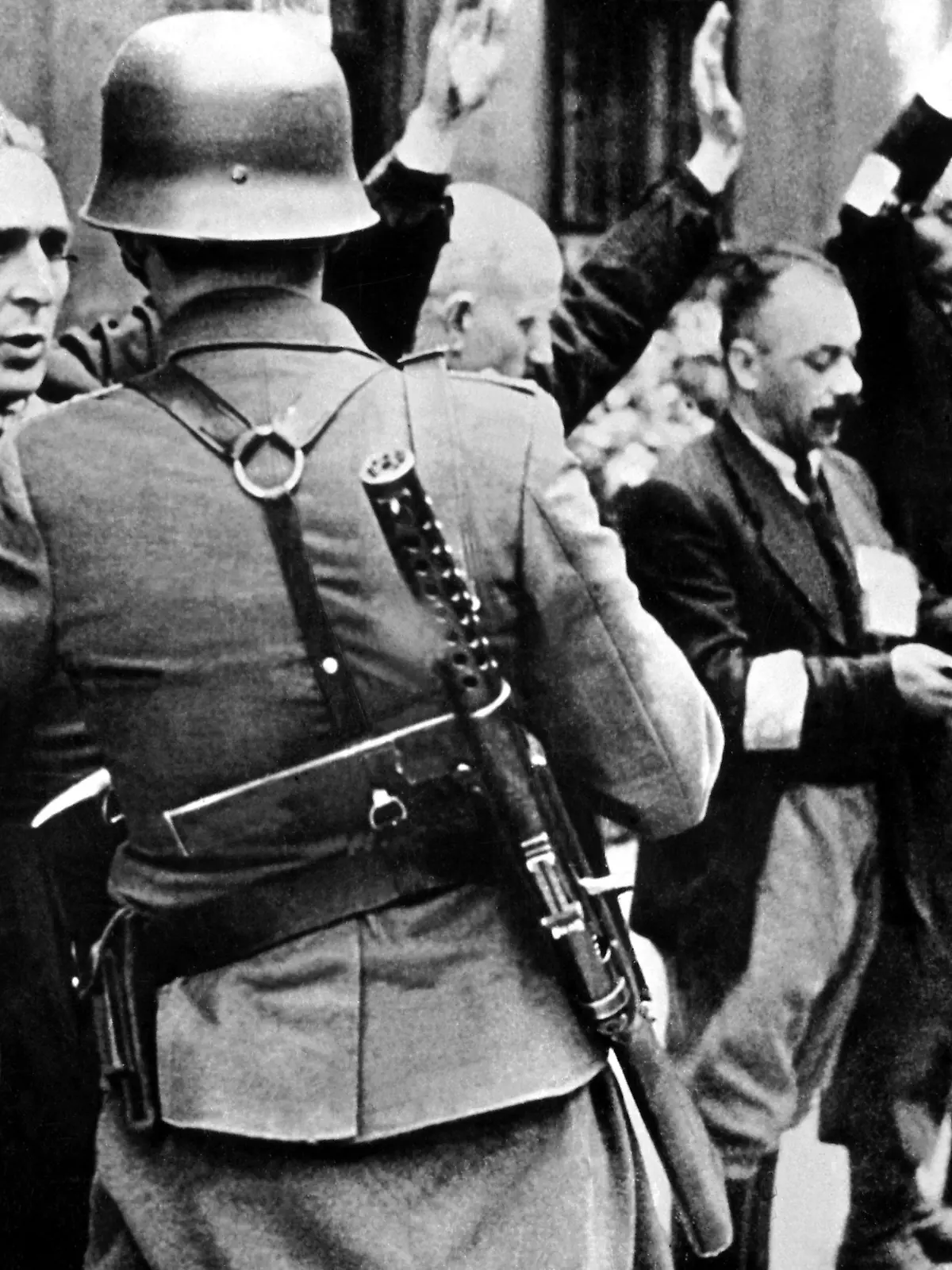 ARCHIV - Kontrolle von Bewohnern des Warschauer Ghettos durch die Nazis. Aufnahme vom September 1939. Dieses Bild ist ein Ausschnitt aus dem Bericht des Wehrmachtsbeauftragten für die Vernichtung des Warschauer Ghettos nach der Eroberung der Stadt im September 1939. Der Bericht, in einem eleganten Ledereinband, wurde dem Internationalen Militärgerichtshof als Beweismaterial vorgelegt. Foto: dpa ( zu dpa "Das Warschauer Ghetto " vom 12.04.2013) +++(c) dpa - Bildfunk+++