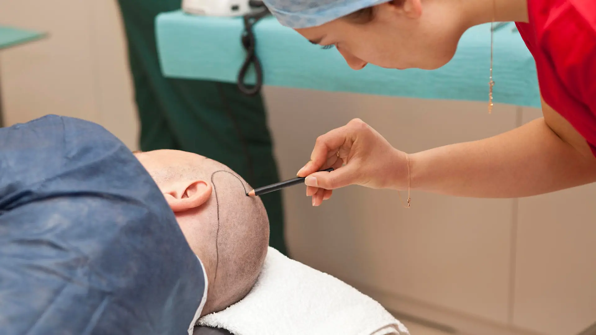 Immer mehr Männer unterziehen sich bei Haarausfall einer Haarverpflanzung.
