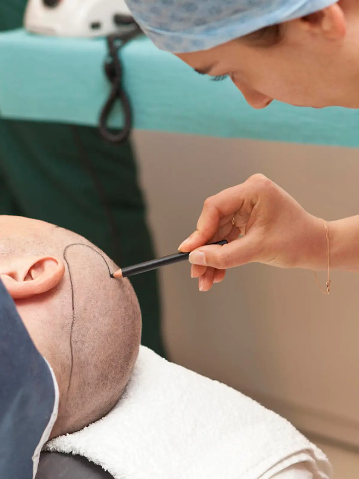 Immer mehr Männer unterziehen sich bei Haarausfall einer Haarverpflanzung.