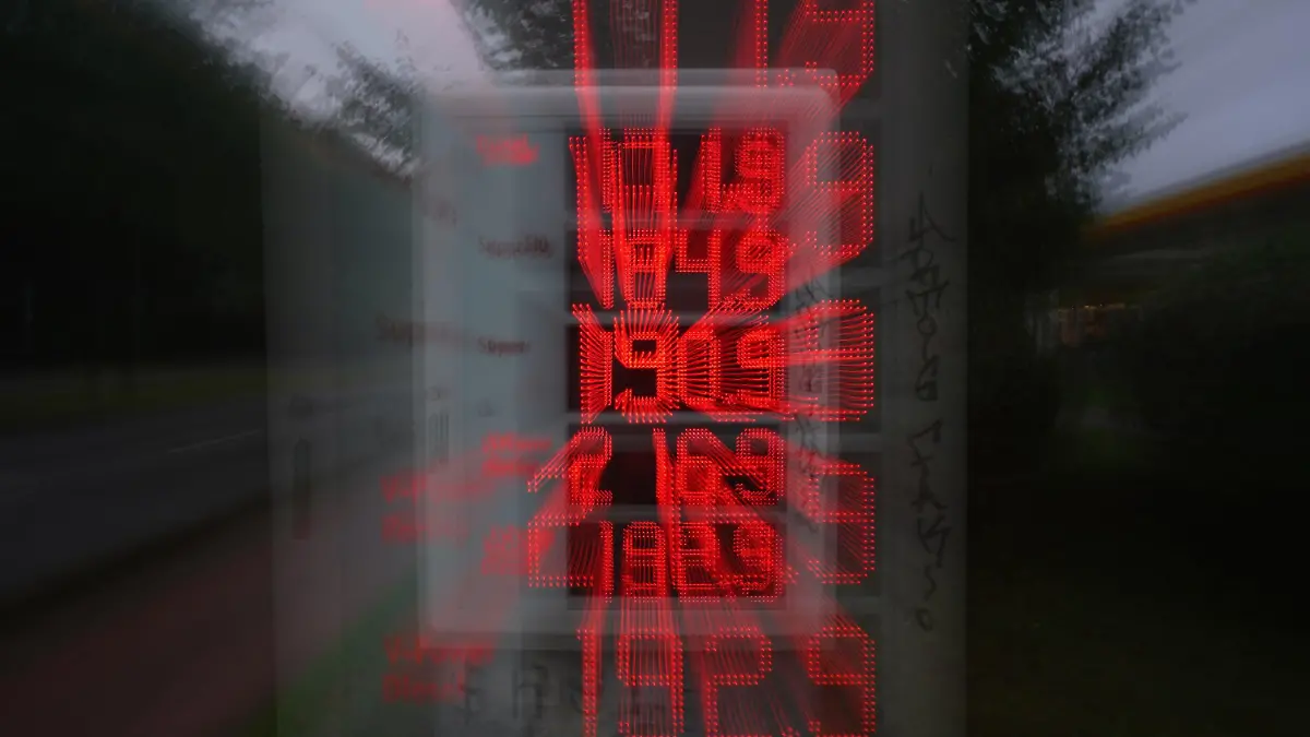 02.08.2023, Hamburg: Blick auf die aktuellen Benzin- und Dieselpreise an einer Tankstelle am frühen Morgen (Aufnahme mit Langzeitbelichtung). Foto: Marcus Brandt/dpa +++ dpa-Bildfunk +++